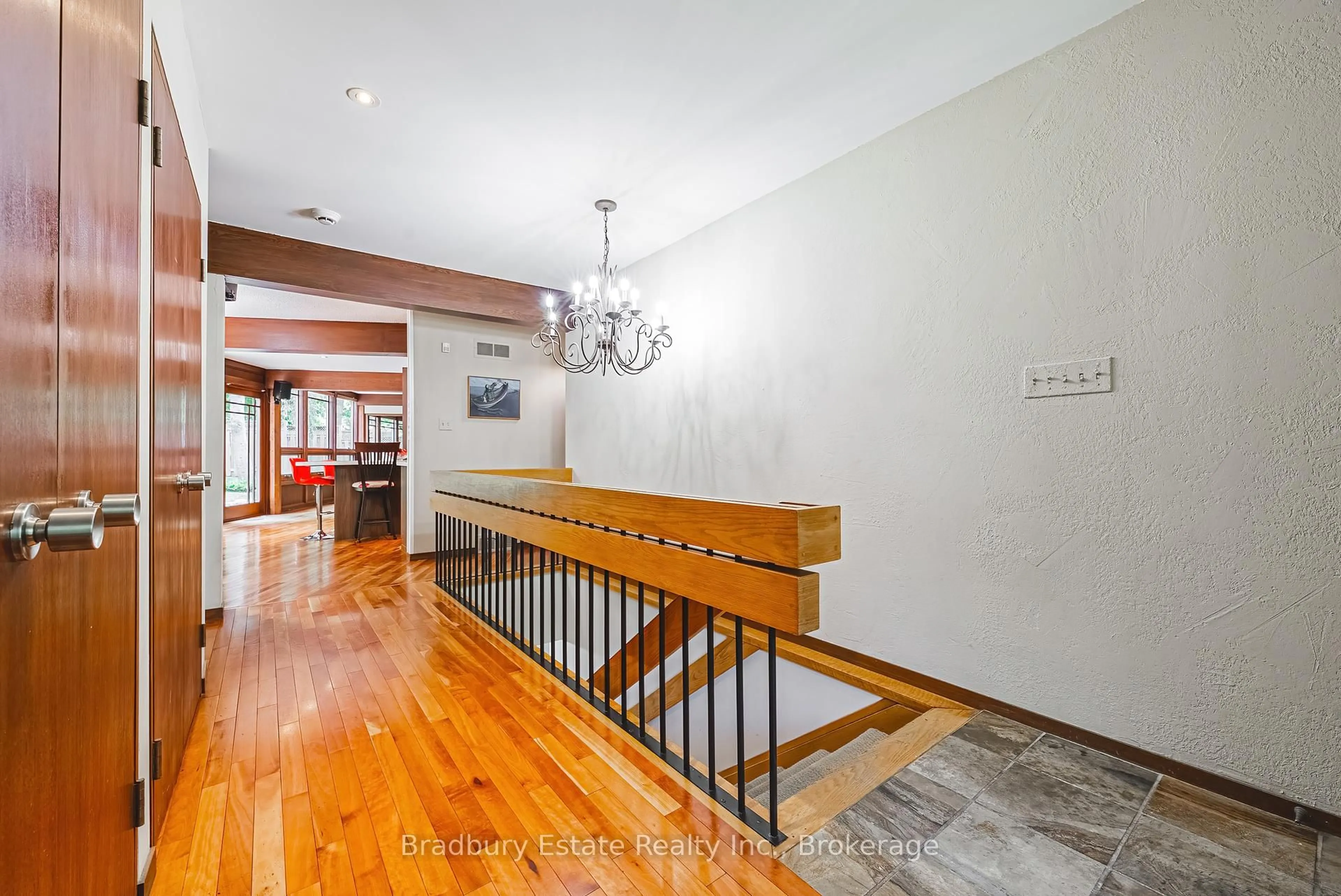 Indoor foyer for 128 Bunker Hill Dr, Hamilton Ontario L8K 5X5