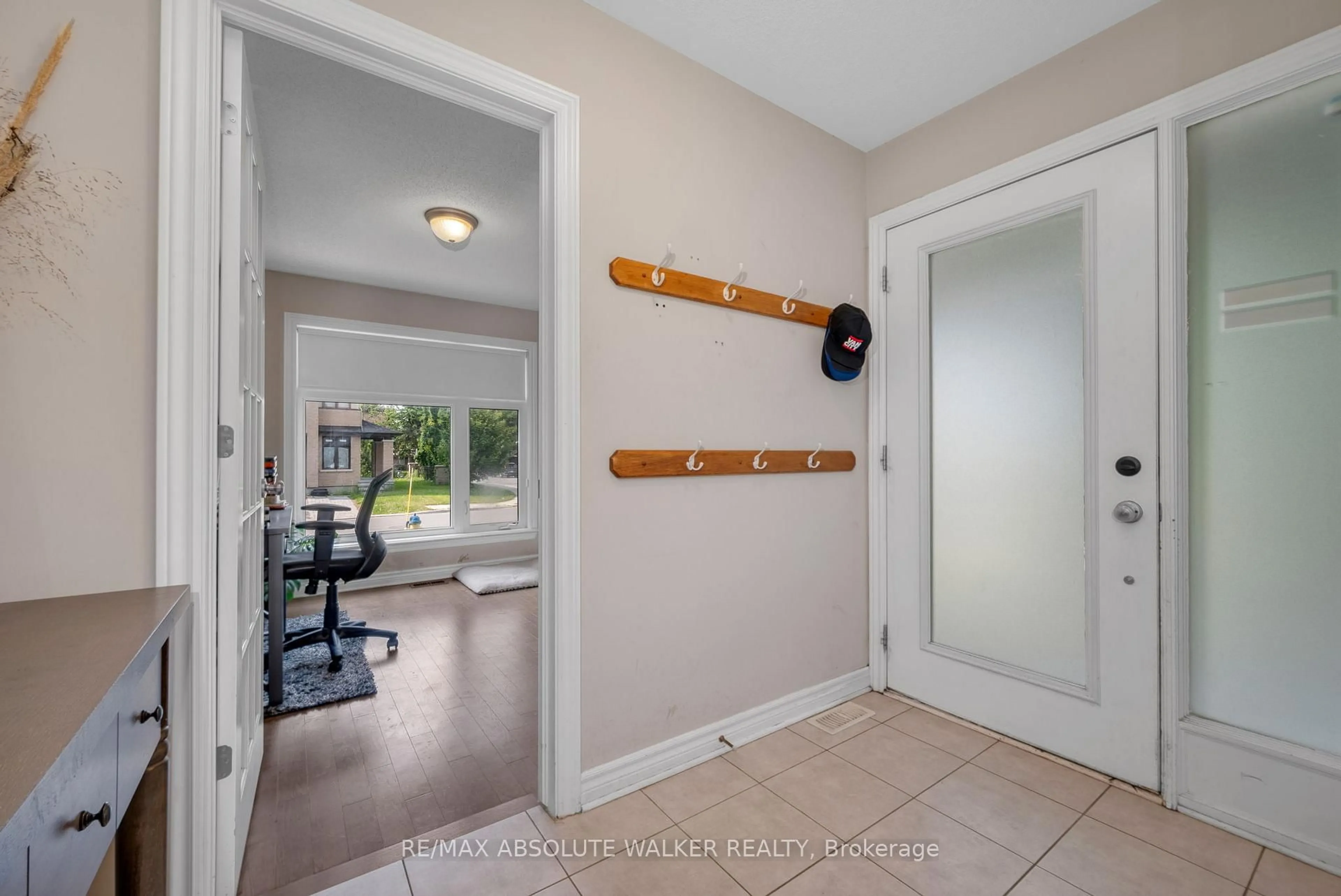 Indoor entryway for 135 Wild Senna Way, Ottawa Ontario K2J 5Z7