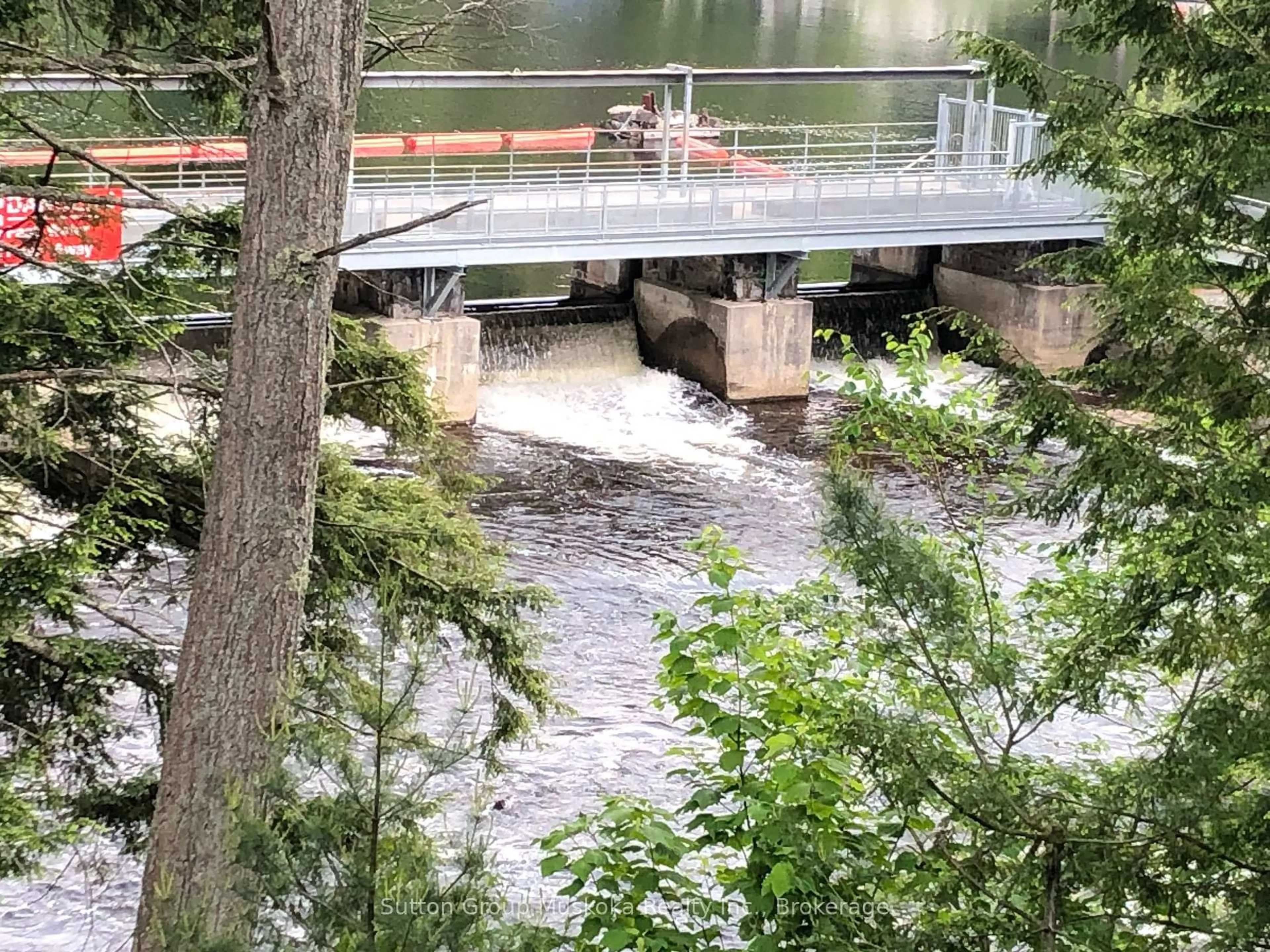 Blurry image for 726 Muskoka Rd 10 Rd, Huntsville Ontario P0B 1L0
