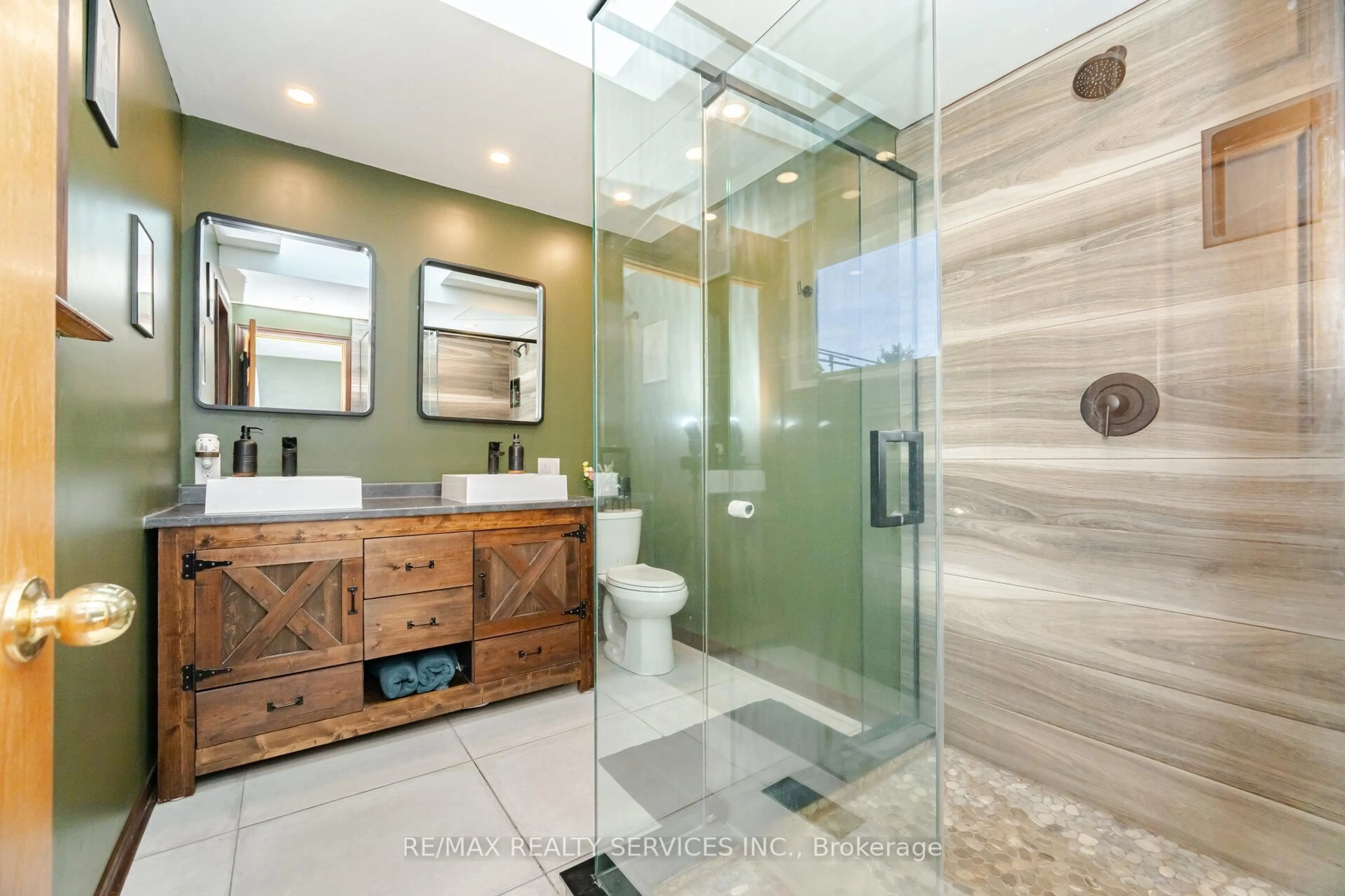 Contemporary bathroom, ceramic/tile floor for 115475 27/28 Sdrd, East Luther Grand Valley Ontario L9W 0L5