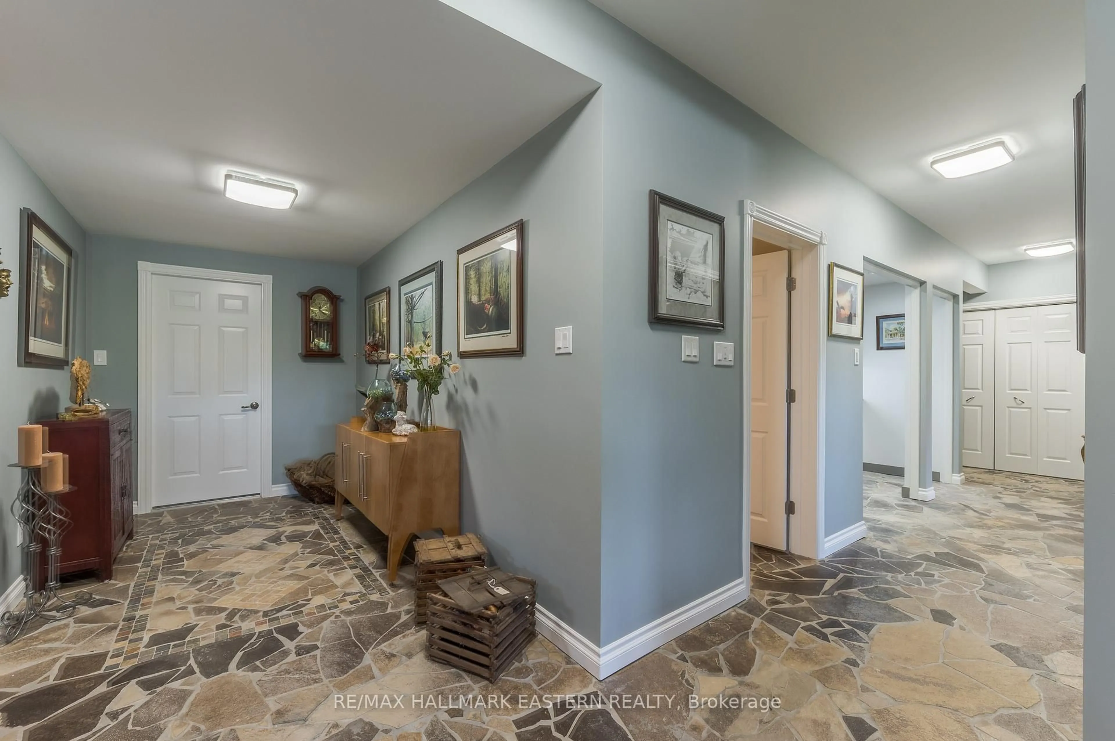 Indoor entryway for 1265 Floods Dr, Selwyn Ontario K0L 1T0