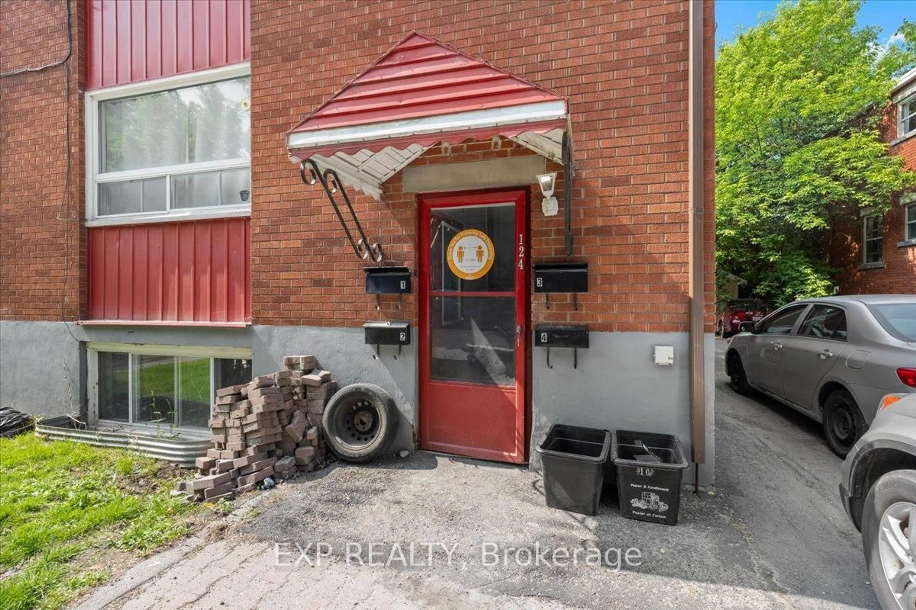 Indoor foyer for 124 Lebrun St, Ottawa Ontario K1L 5C9