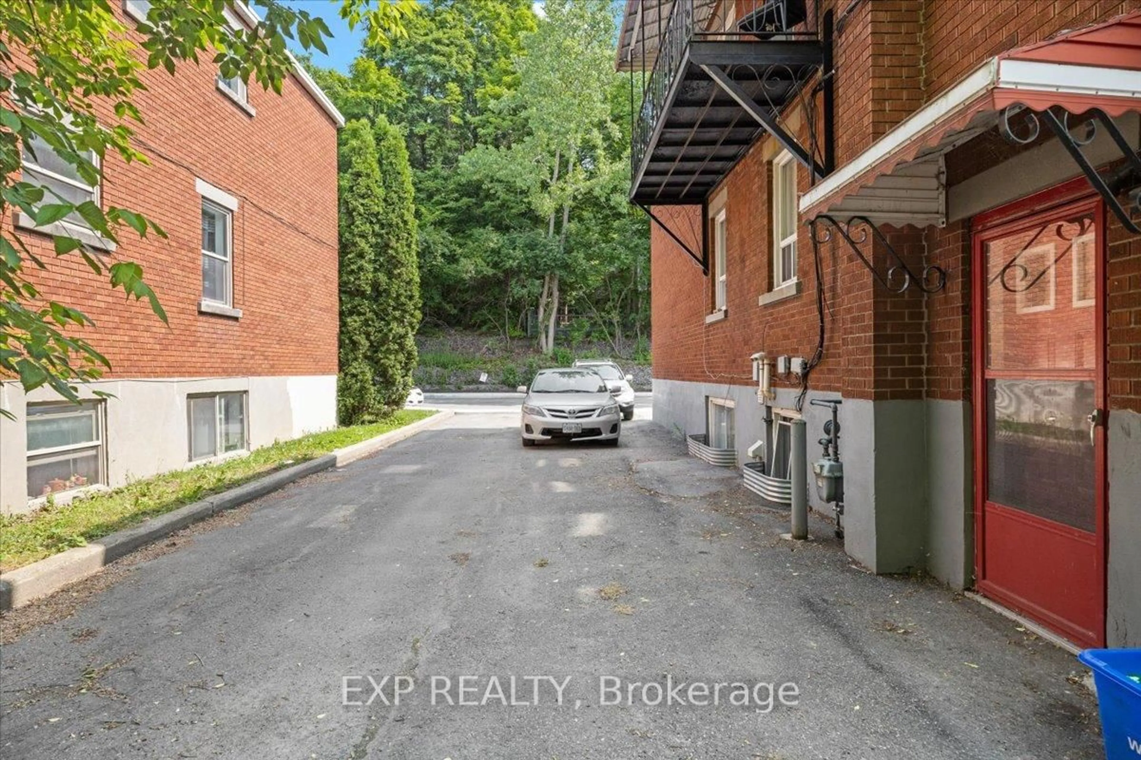 A pic from outside/outdoor area/front of a property/back of a property/a pic from drone, street for 124 Lebrun St, Ottawa Ontario K1L 5C9