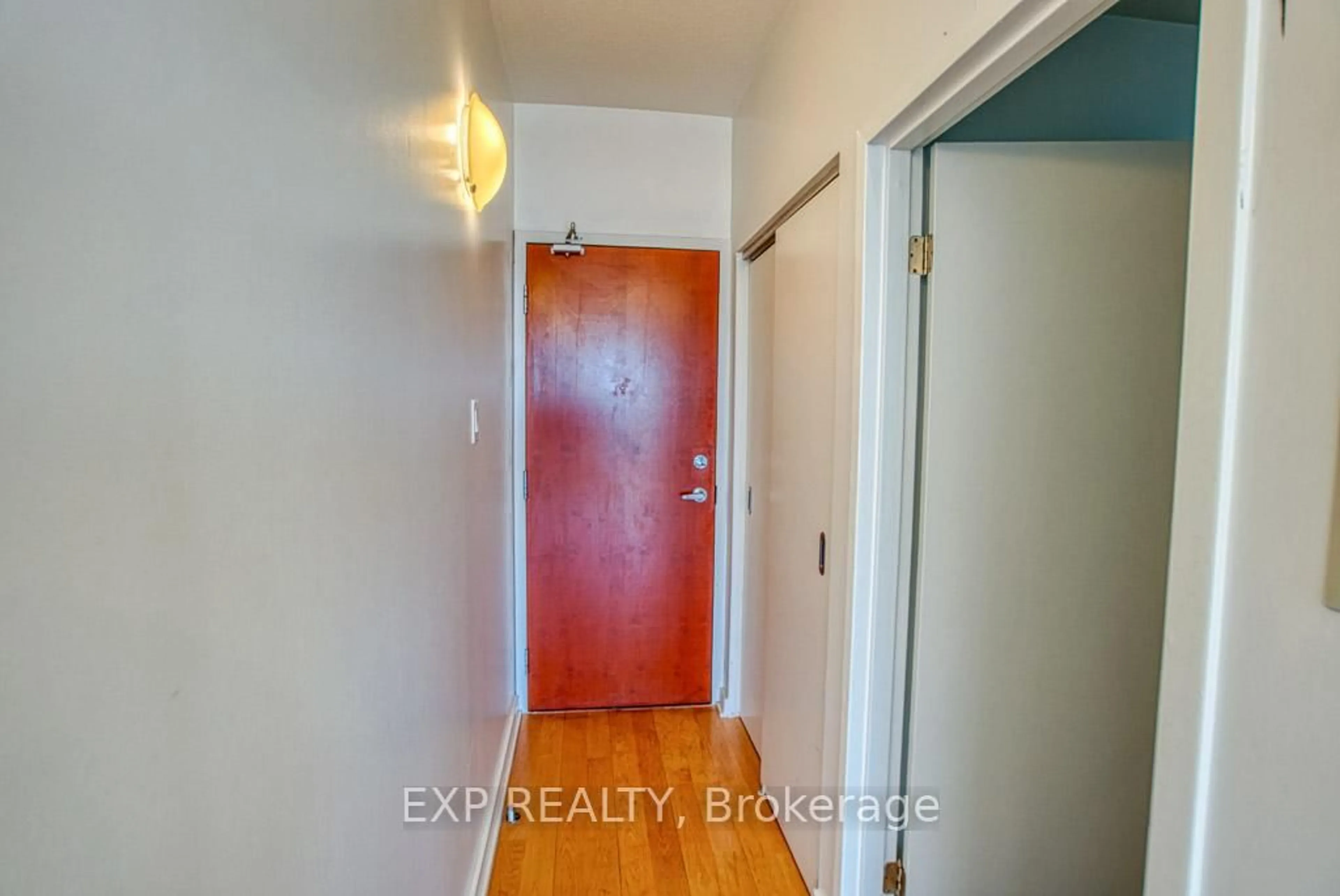 Indoor entryway for 324 Laurier Ave #2101, Ottawa Ontario K1P 0A4