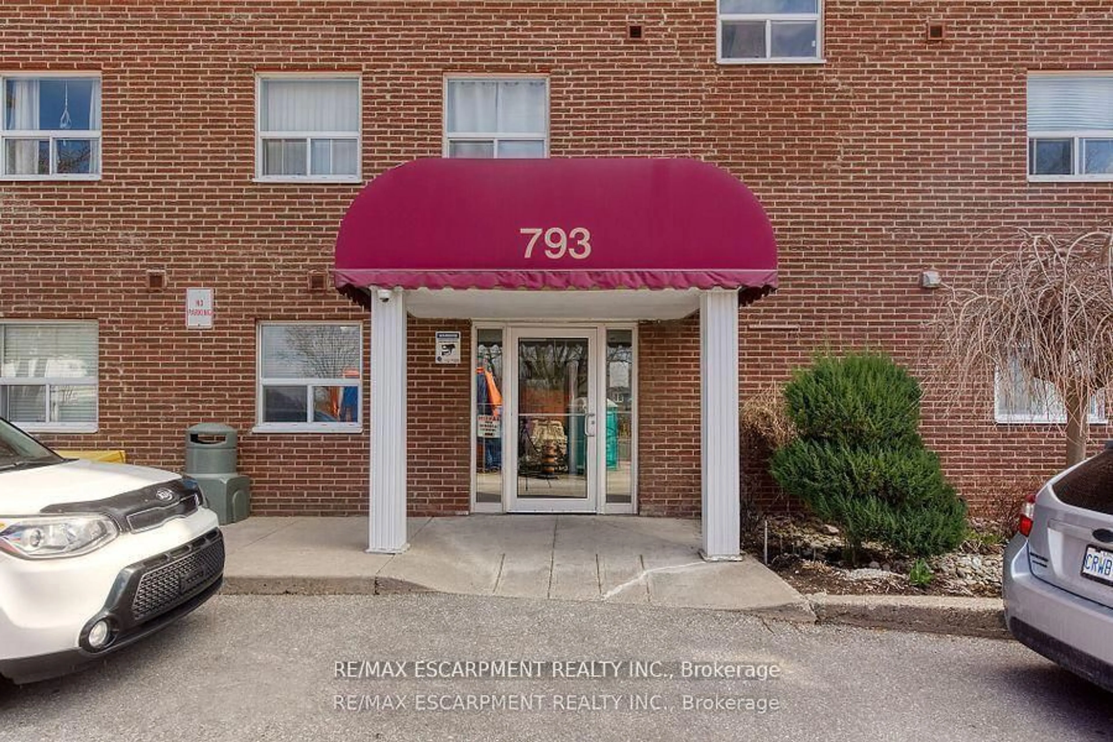Indoor foyer for 793 Colborne St #512, Brantford Ontario N3S 7J3
