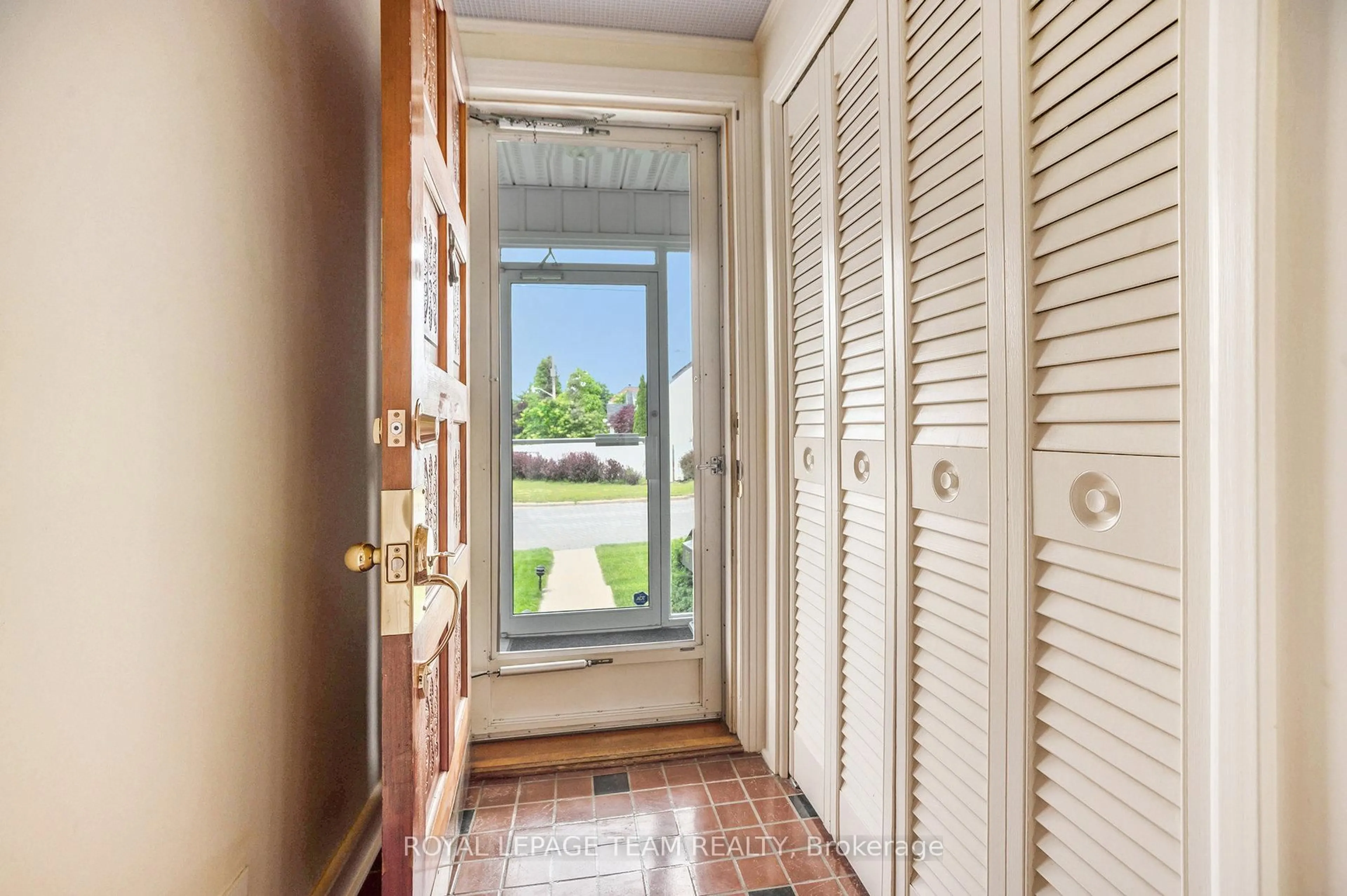 Indoor entryway for 1500 Orchard Ave, Ottawa Ontario K1H 7C7