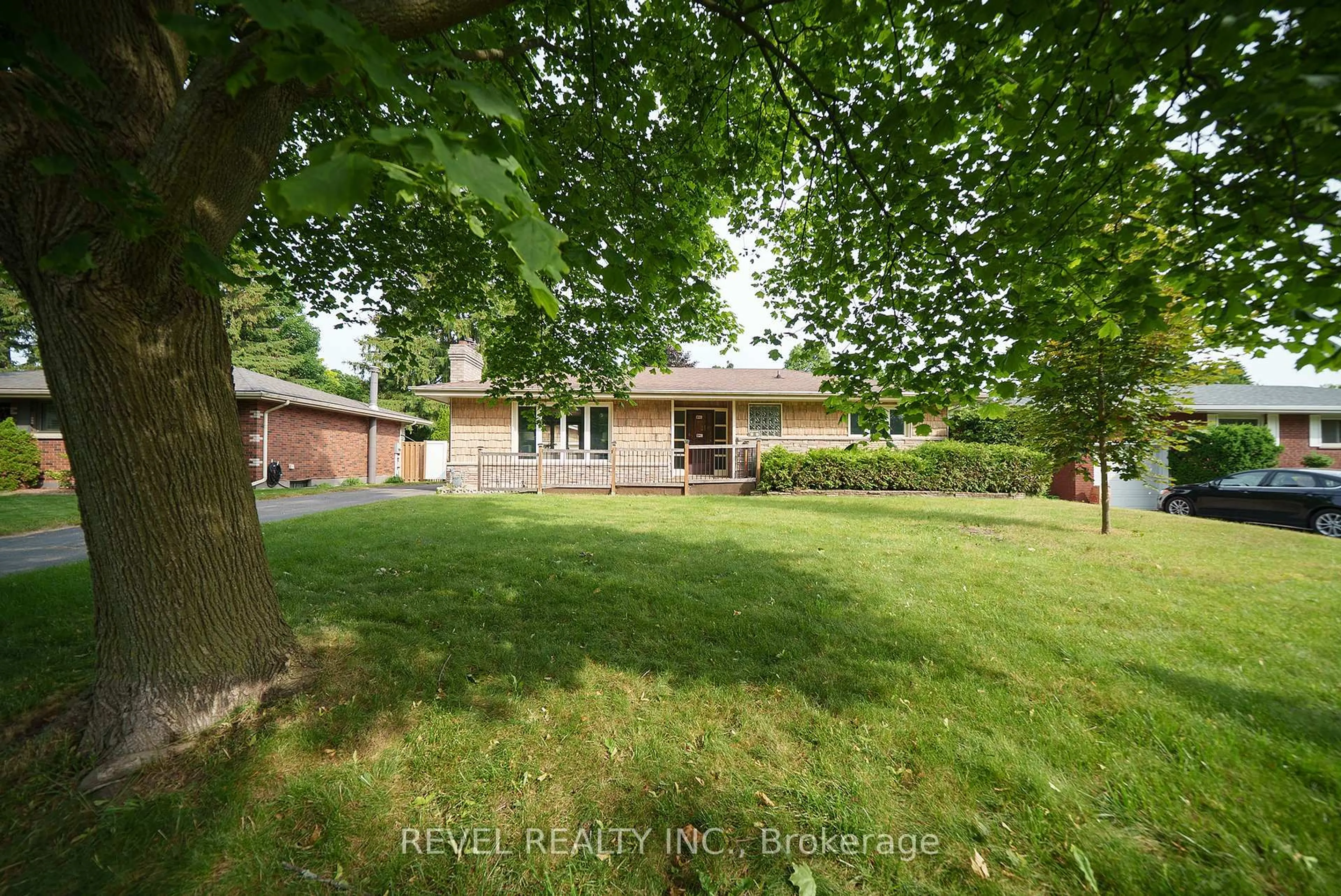 A pic from outside/outdoor area/front of a property/back of a property/a pic from drone, unknown for 86 Forsythe Ave, Brantford Ontario N3R 3L6