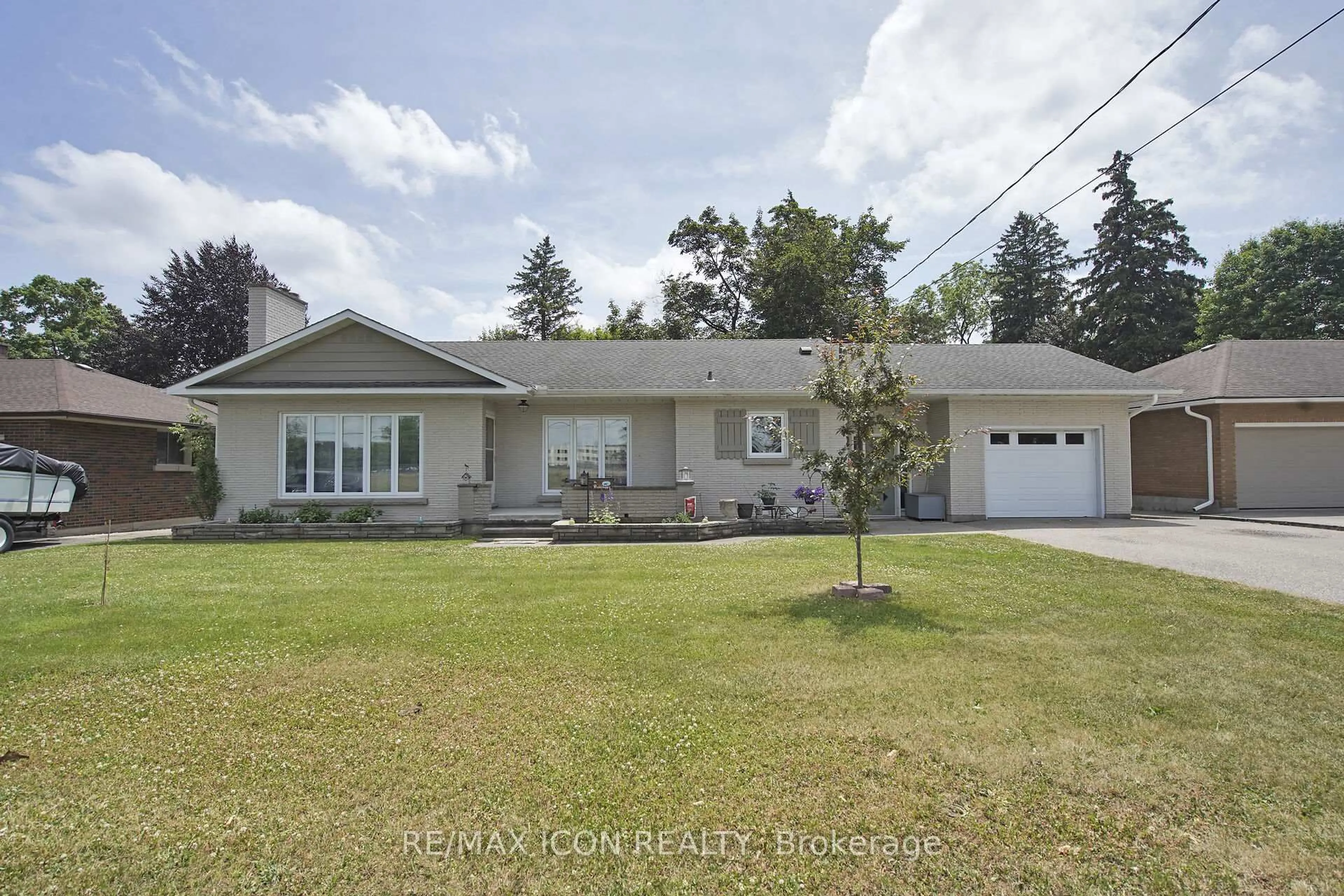 A pic from outside/outdoor area/front of a property/back of a property/a pic from drone, street for 103 Brock St, Tillsonburg Ontario N4G 2A1