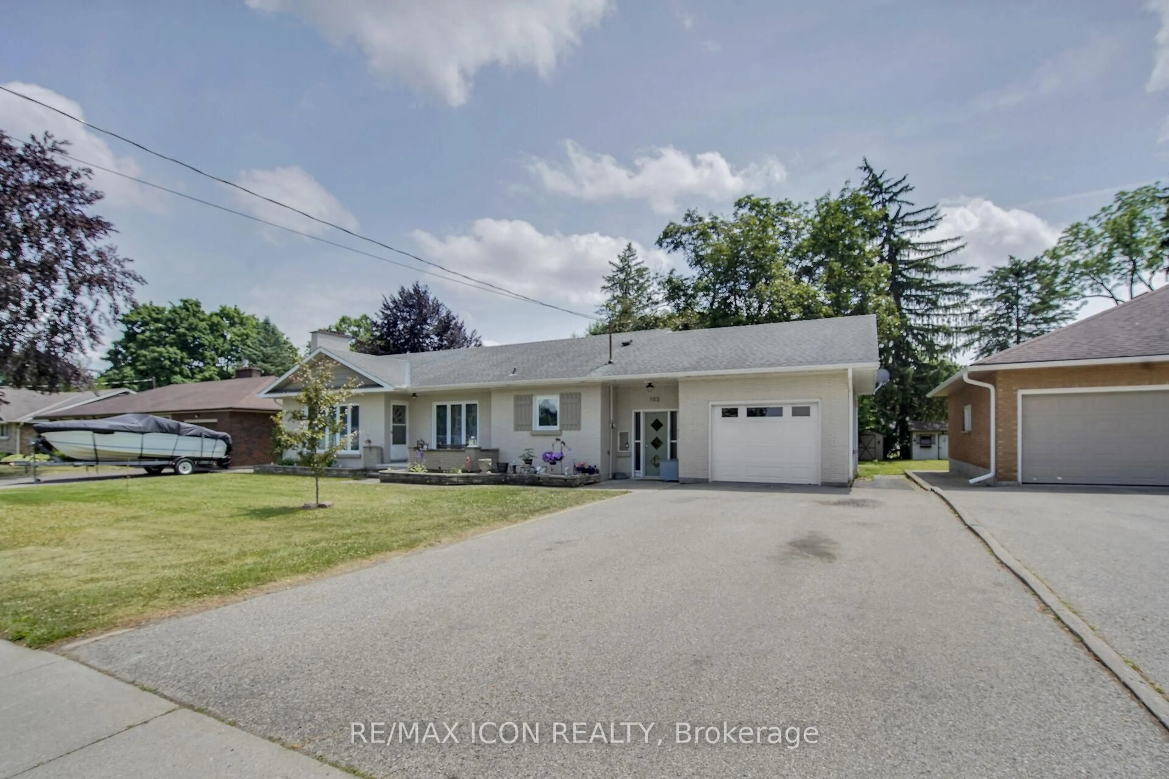 A pic from outside/outdoor area/front of a property/back of a property/a pic from drone, street for 103 Brock St, Tillsonburg Ontario N4G 2A1