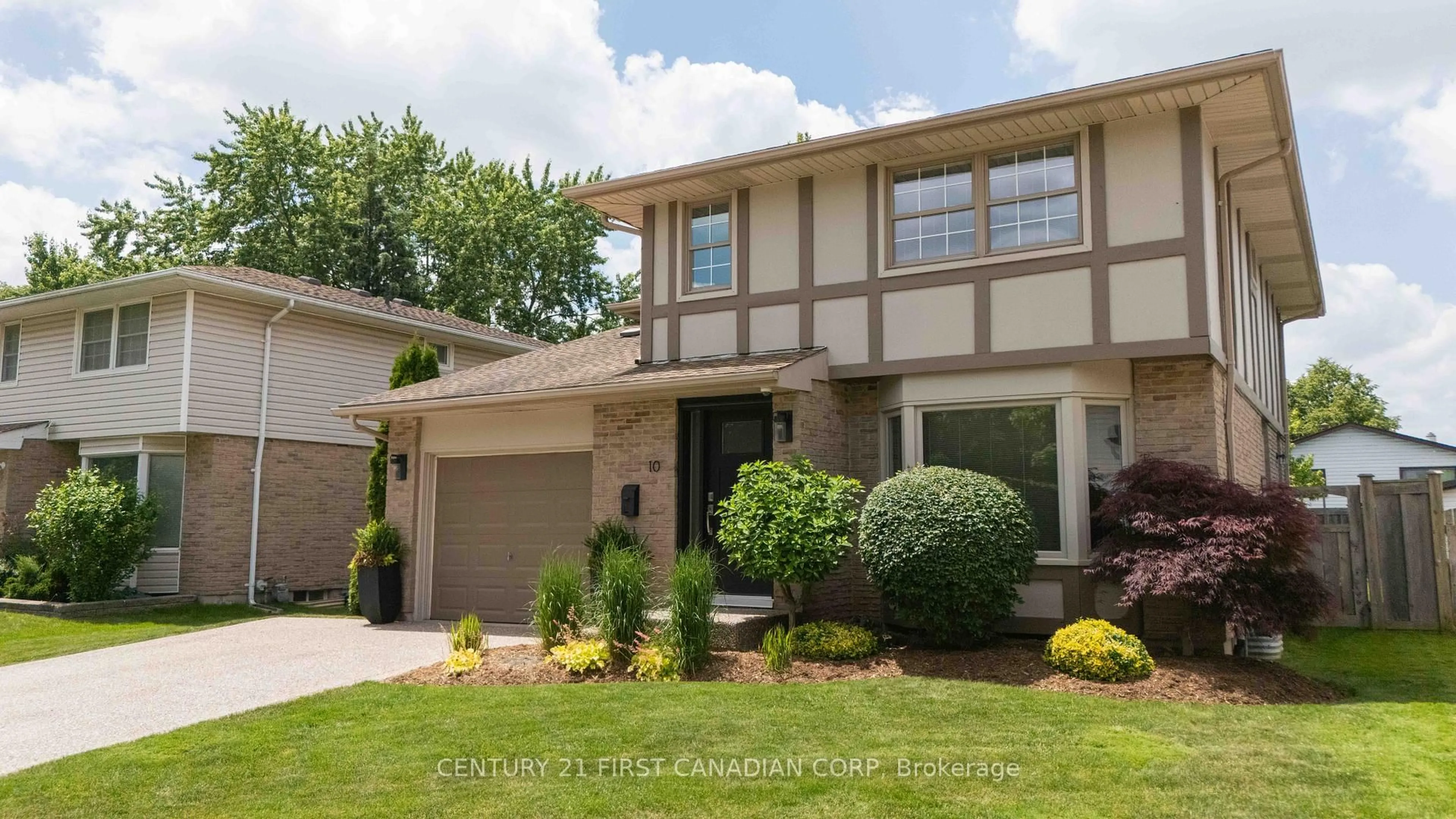 Home with vinyl exterior material, street for 10 Hillhead Rd, London South Ontario N6E 2P8