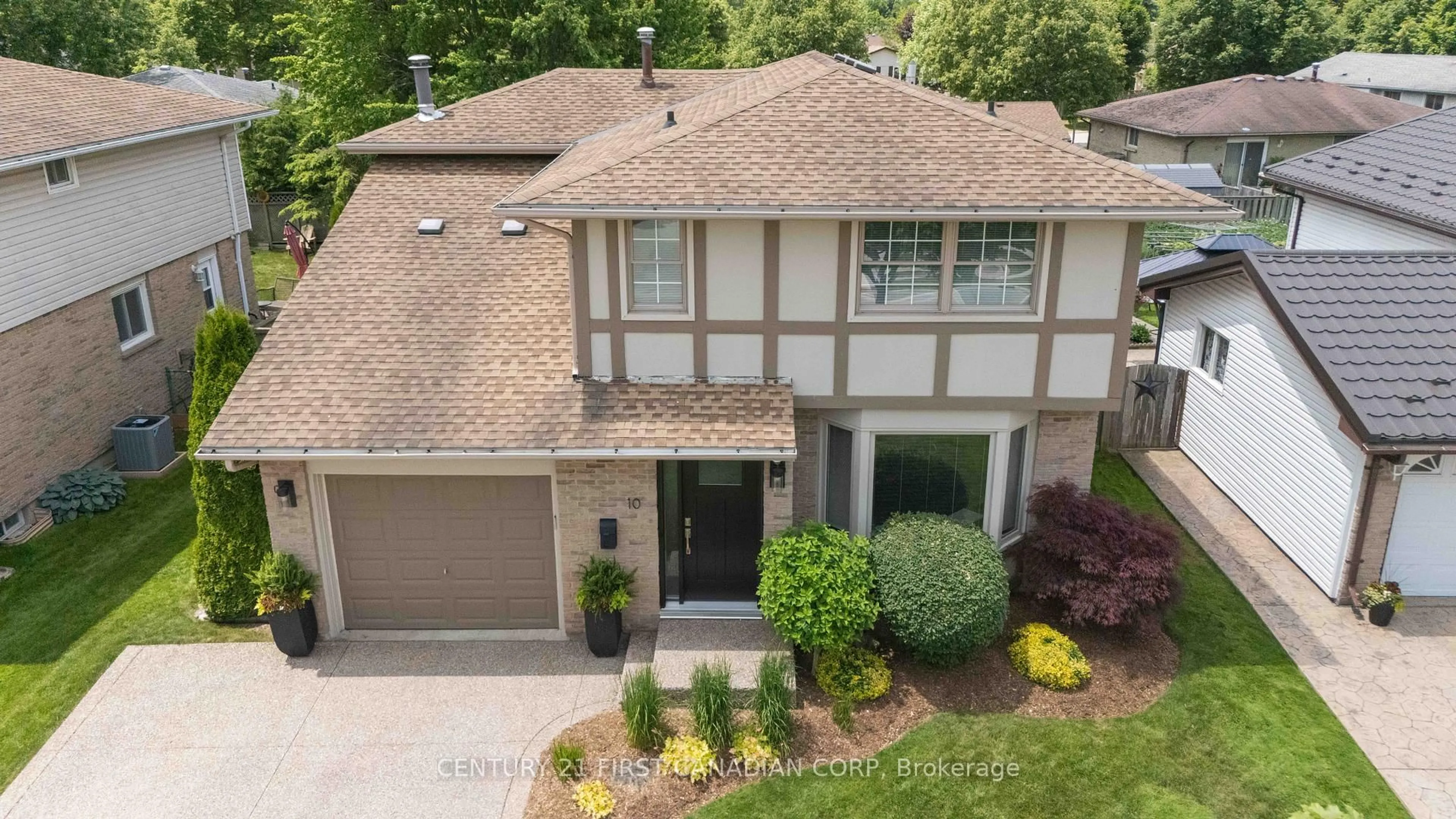 A pic from outside/outdoor area/front of a property/back of a property/a pic from drone, street for 10 Hillhead Rd, London South Ontario N6E 2P8