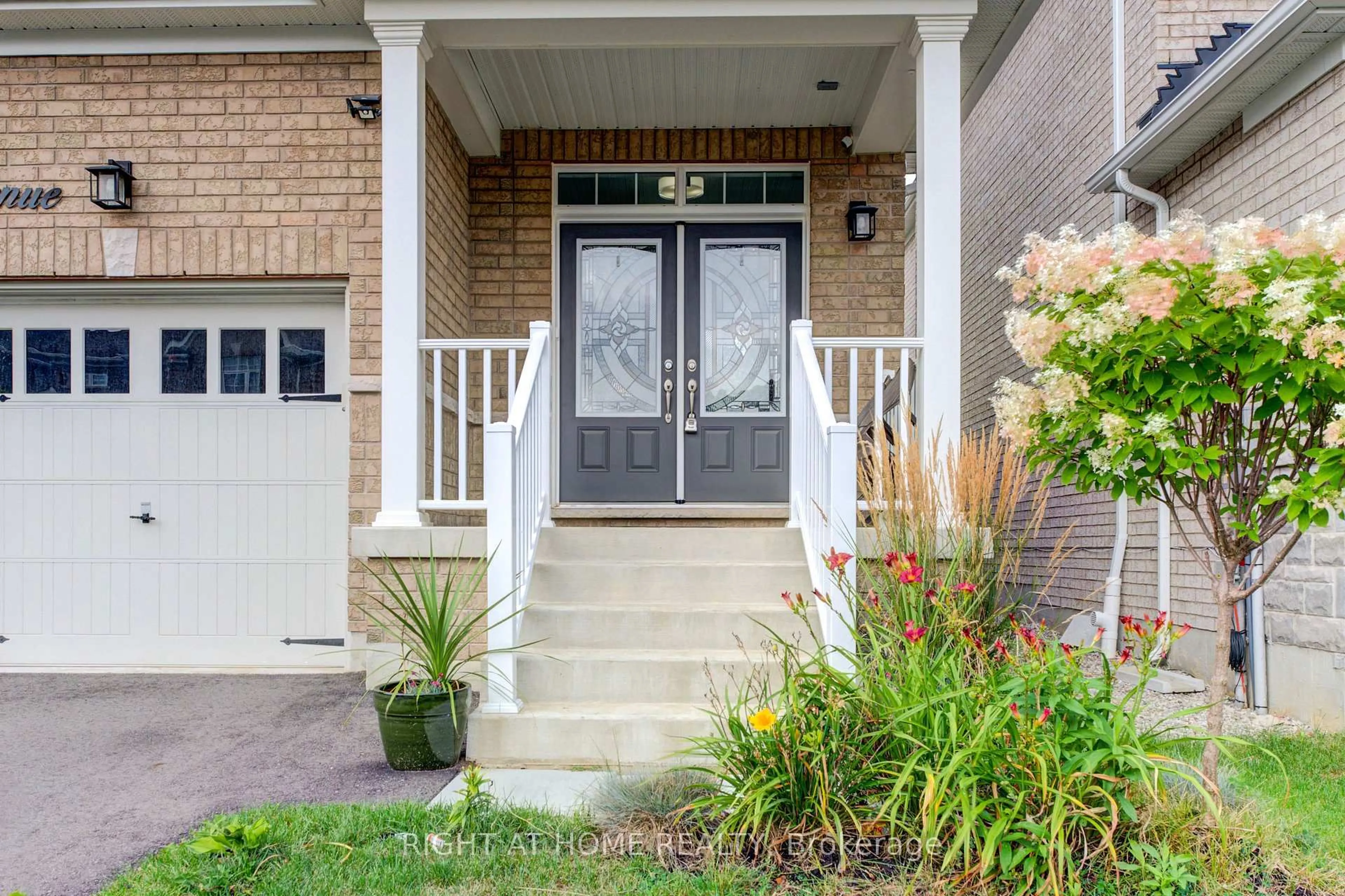 Indoor entryway for 39 Drake Ave, Brant Ontario N3L 0H9