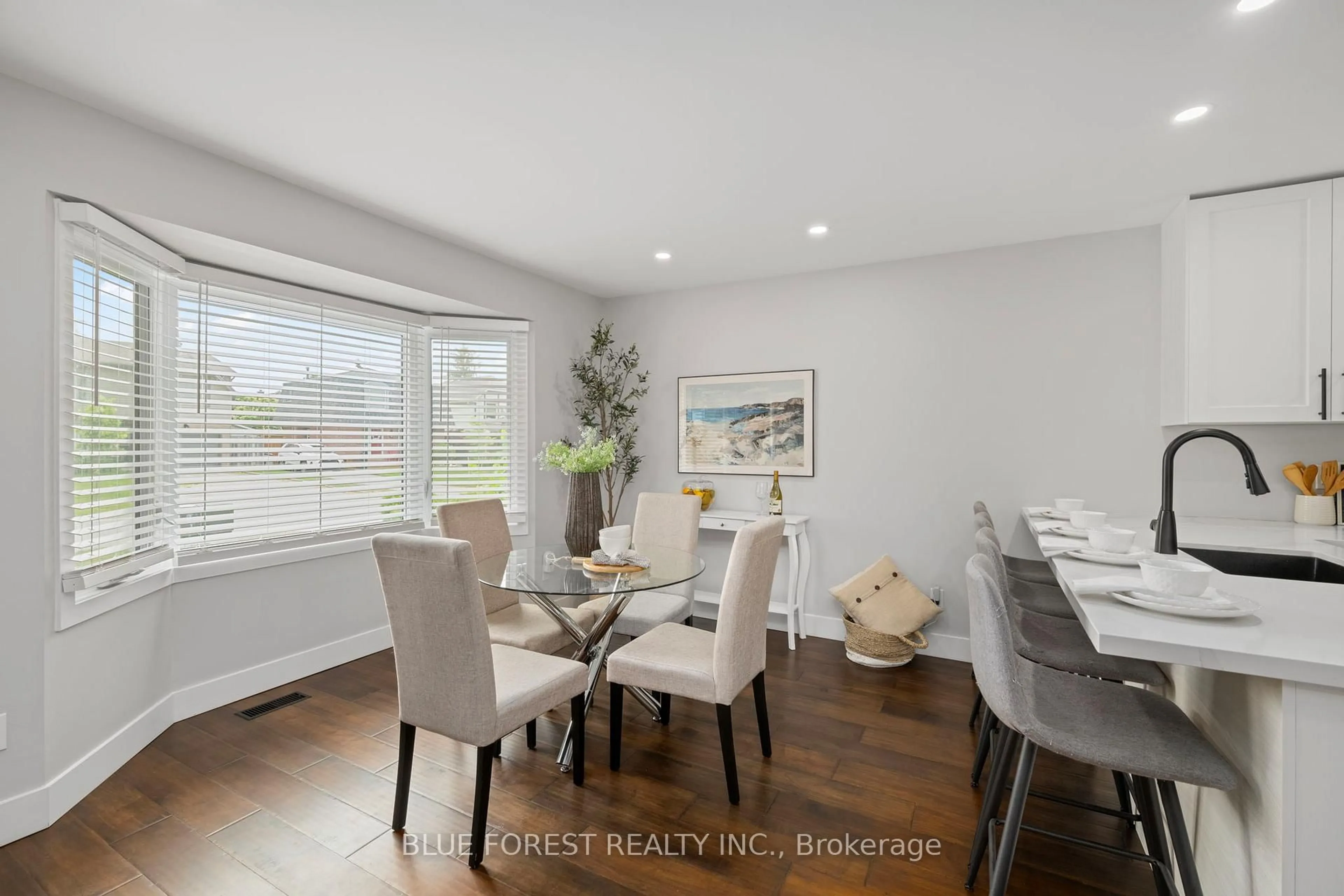 Dining room, wood/laminate floor for 11 EDMUNDS Cres, London South Ontario N5Z 4J1