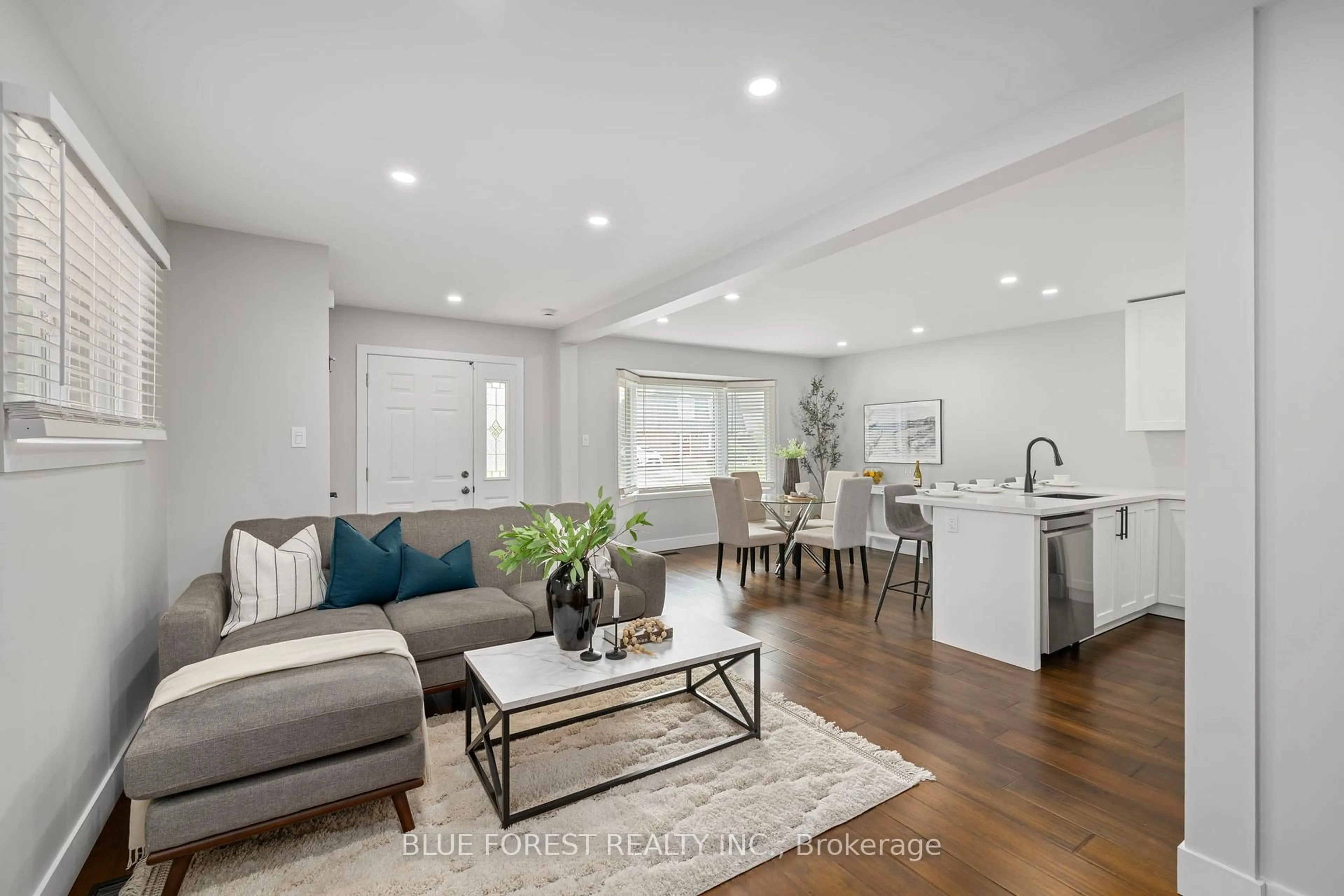 Living room with furniture, unknown for 11 EDMUNDS Cres, London South Ontario N5Z 4J1
