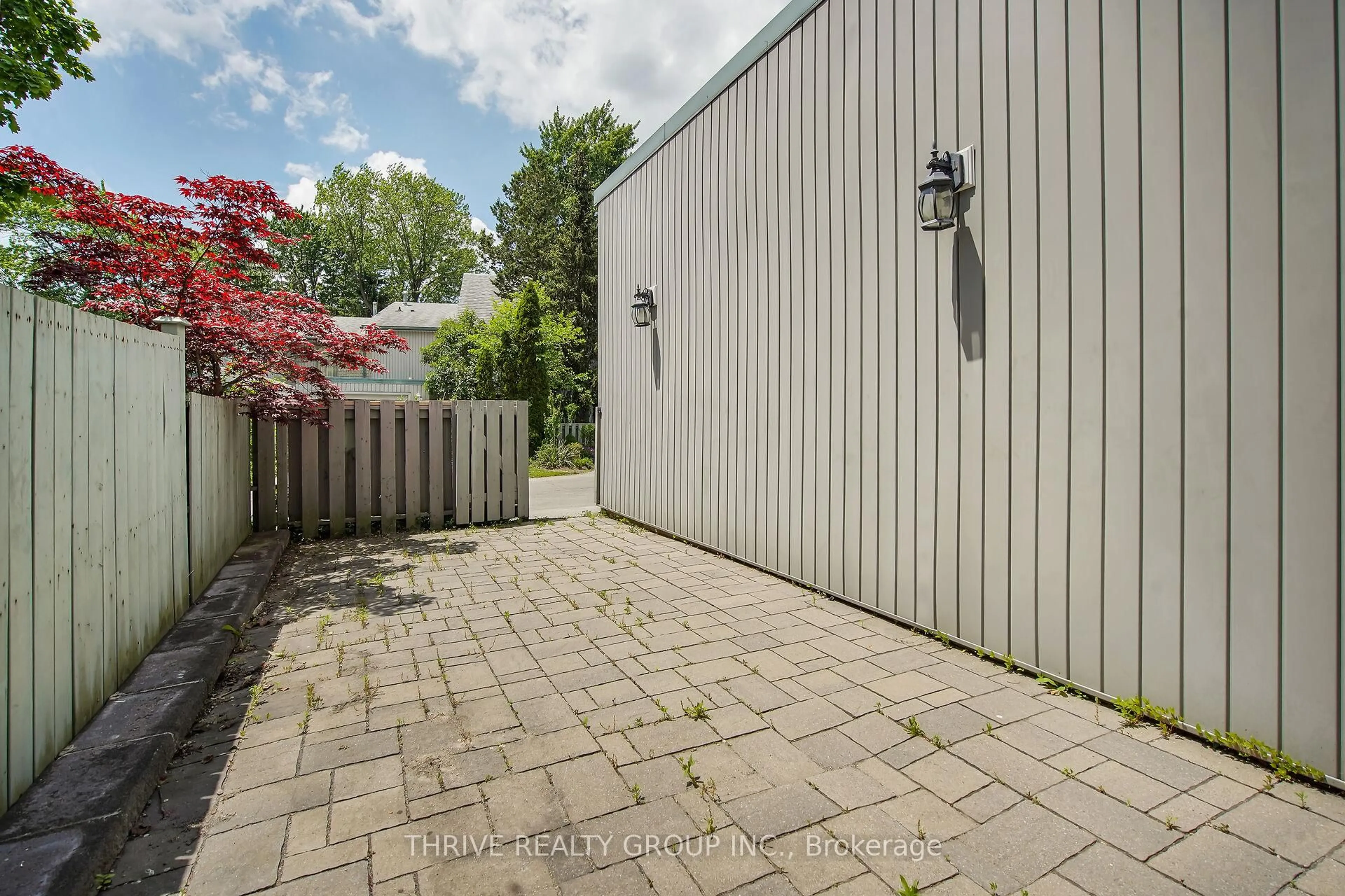 Patio, street for 663 Woodcrest Blvd, London South Ontario N6K 1P8