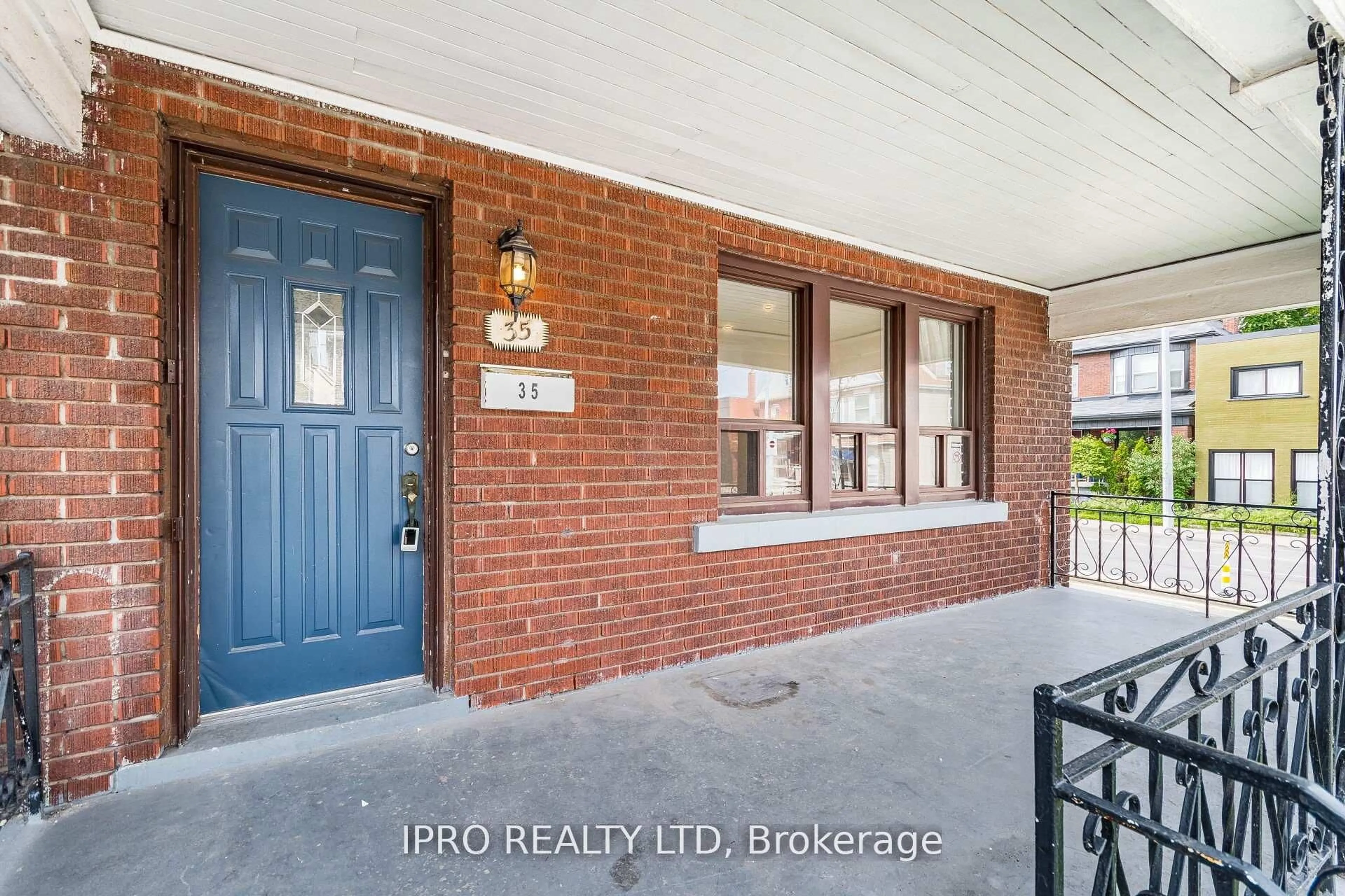 Indoor entryway for 35 Chestnut Ave, Hamilton Ontario L8L 6K5