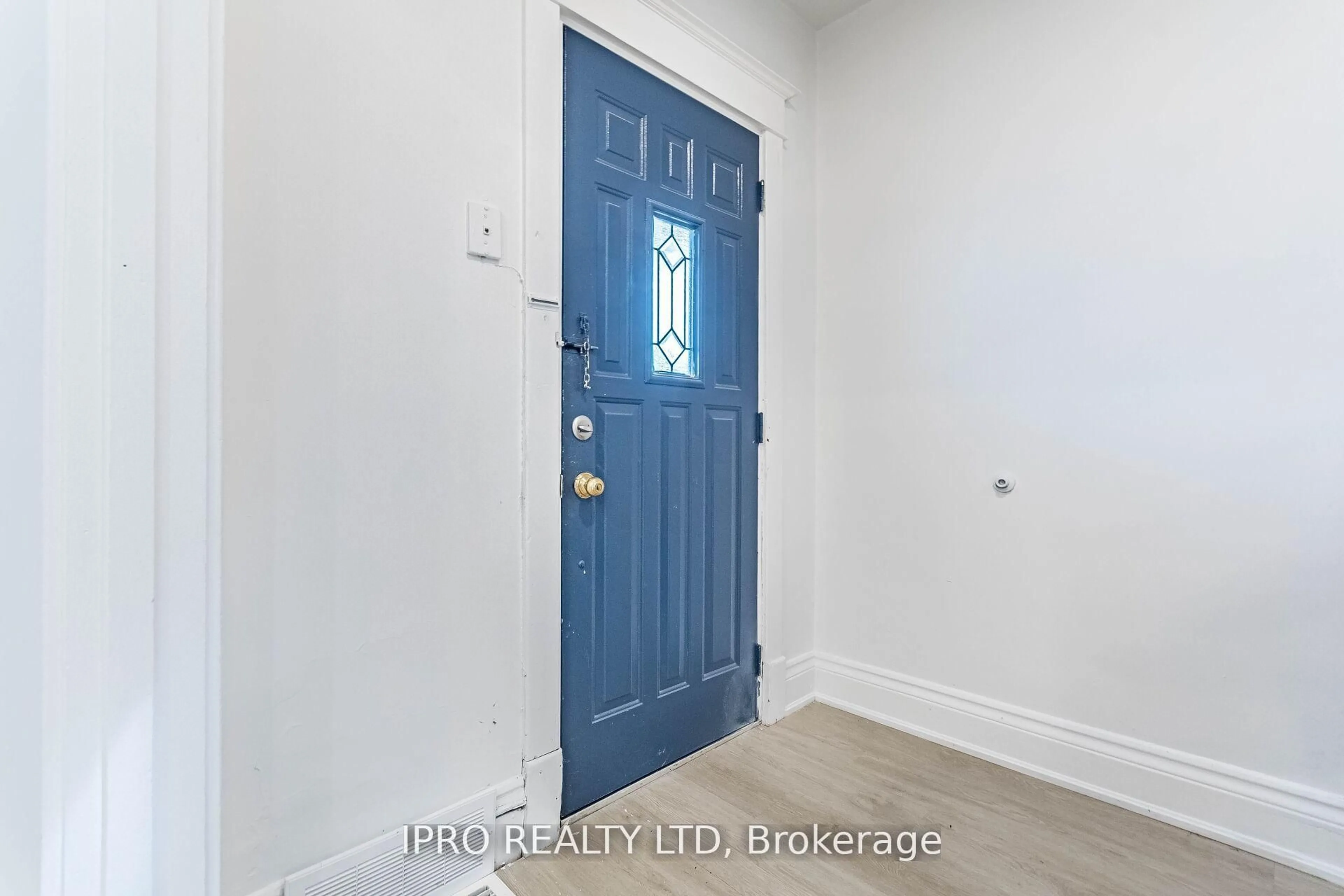 Indoor entryway for 35 Chestnut Ave, Hamilton Ontario L8L 6K5