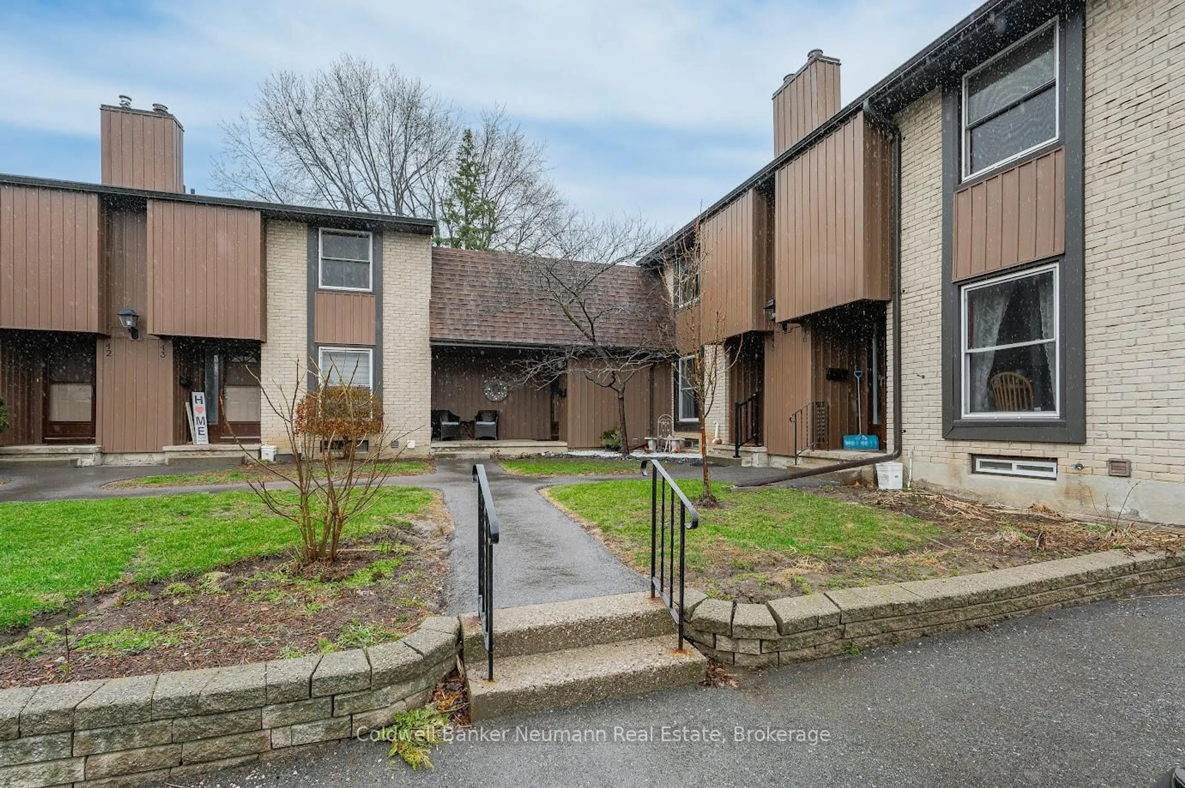 A pic from outside/outdoor area/front of a property/back of a property/a pic from drone, unknown for 215 Glamis Rd ##44, Cambridge Ontario N1R 6V8