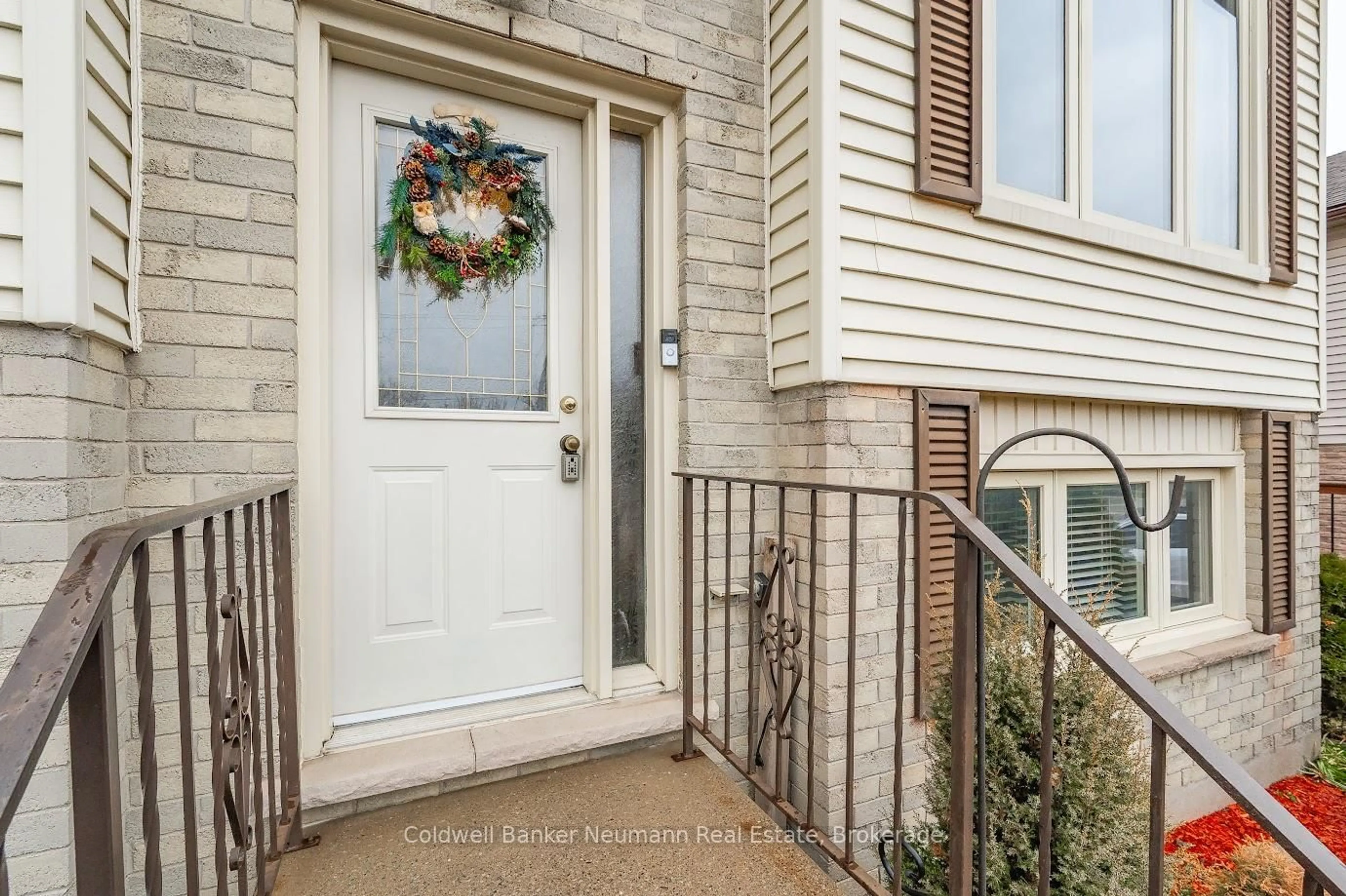 Indoor entryway for 392 Imperial Rd, Guelph Ontario N1K 1K3