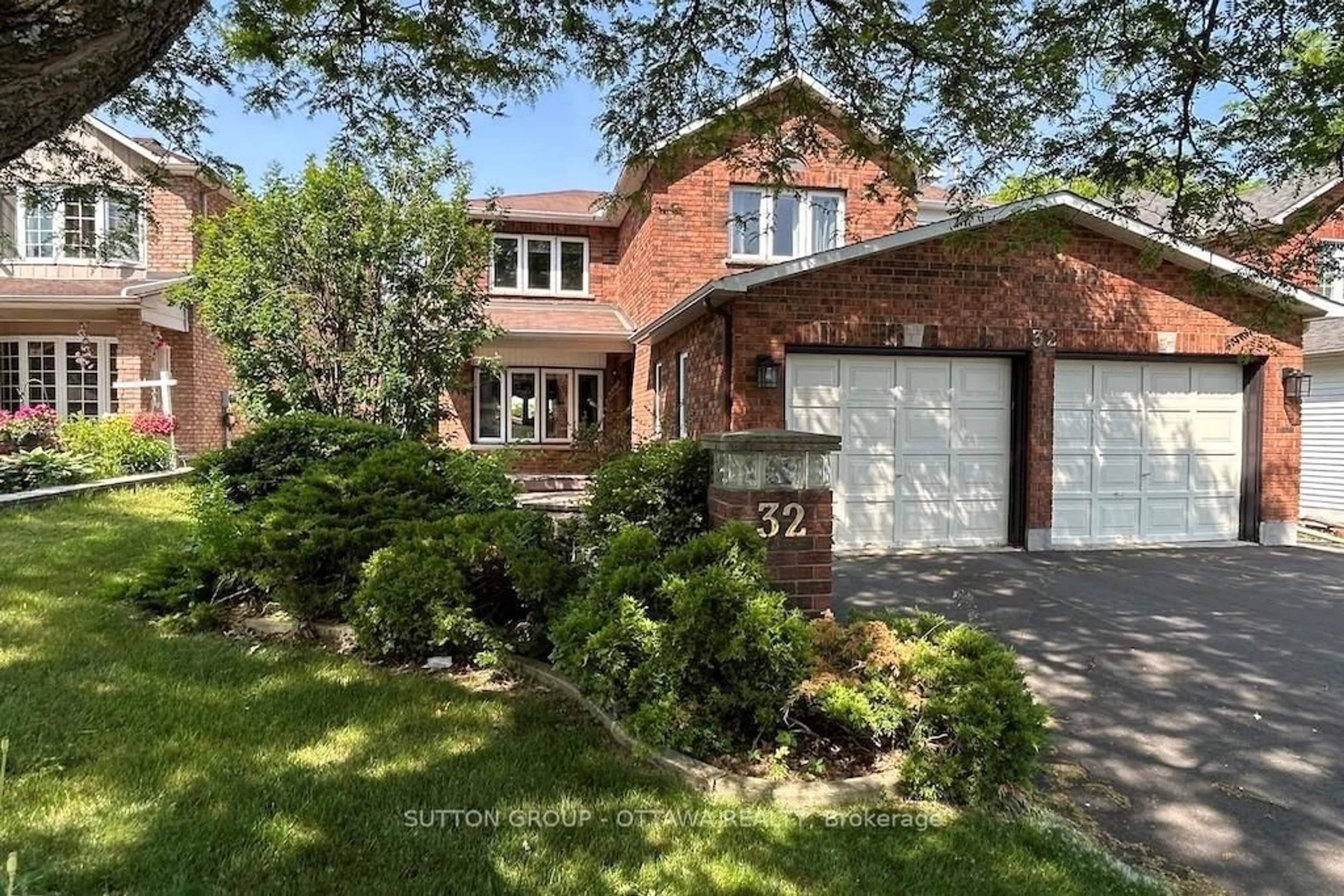 Home with brick exterior material, street for 32 Cellini Crt, Ottawa Ontario K1G 5K3