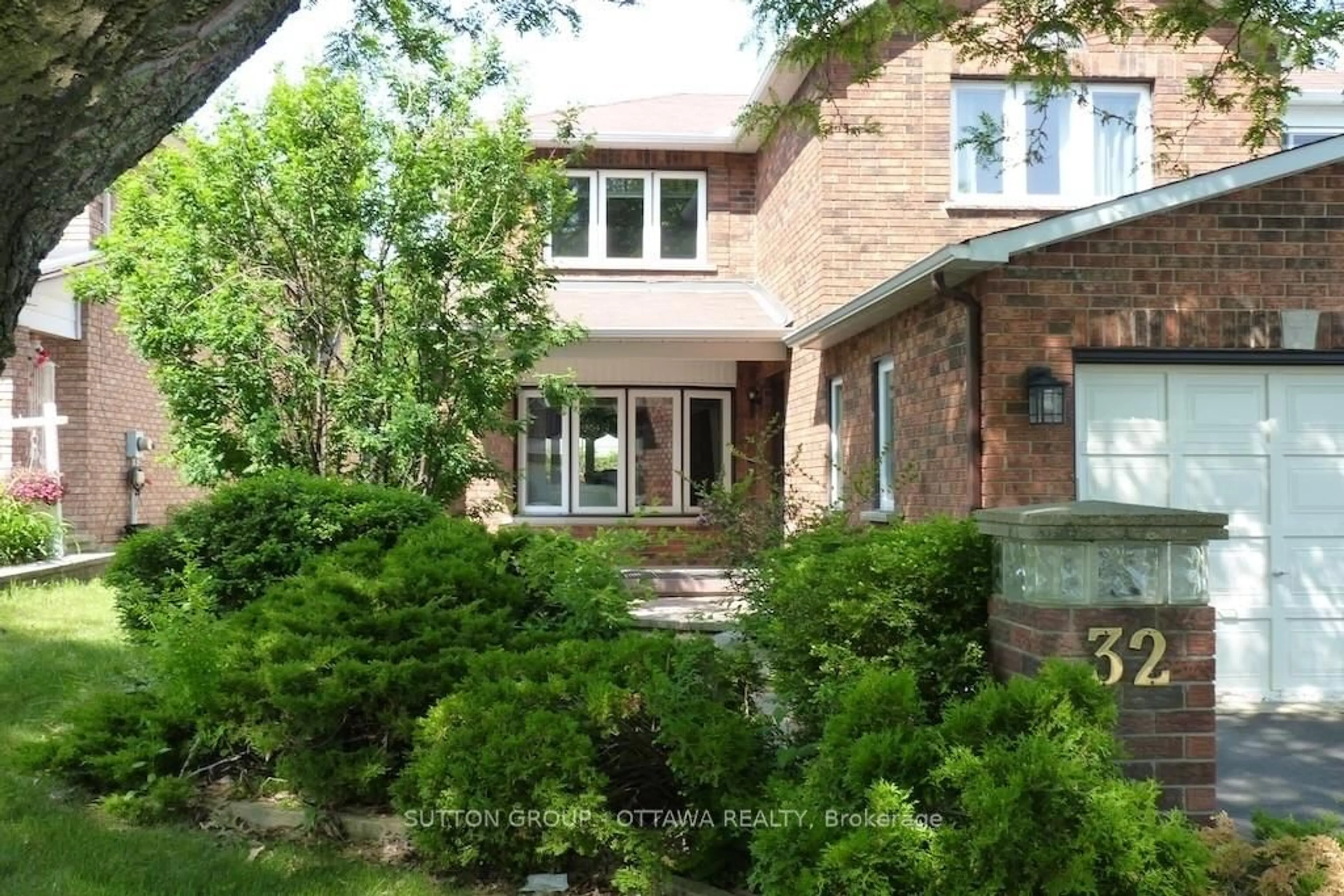 Home with brick exterior material, street for 32 Cellini Crt, Ottawa Ontario K1G 5K3