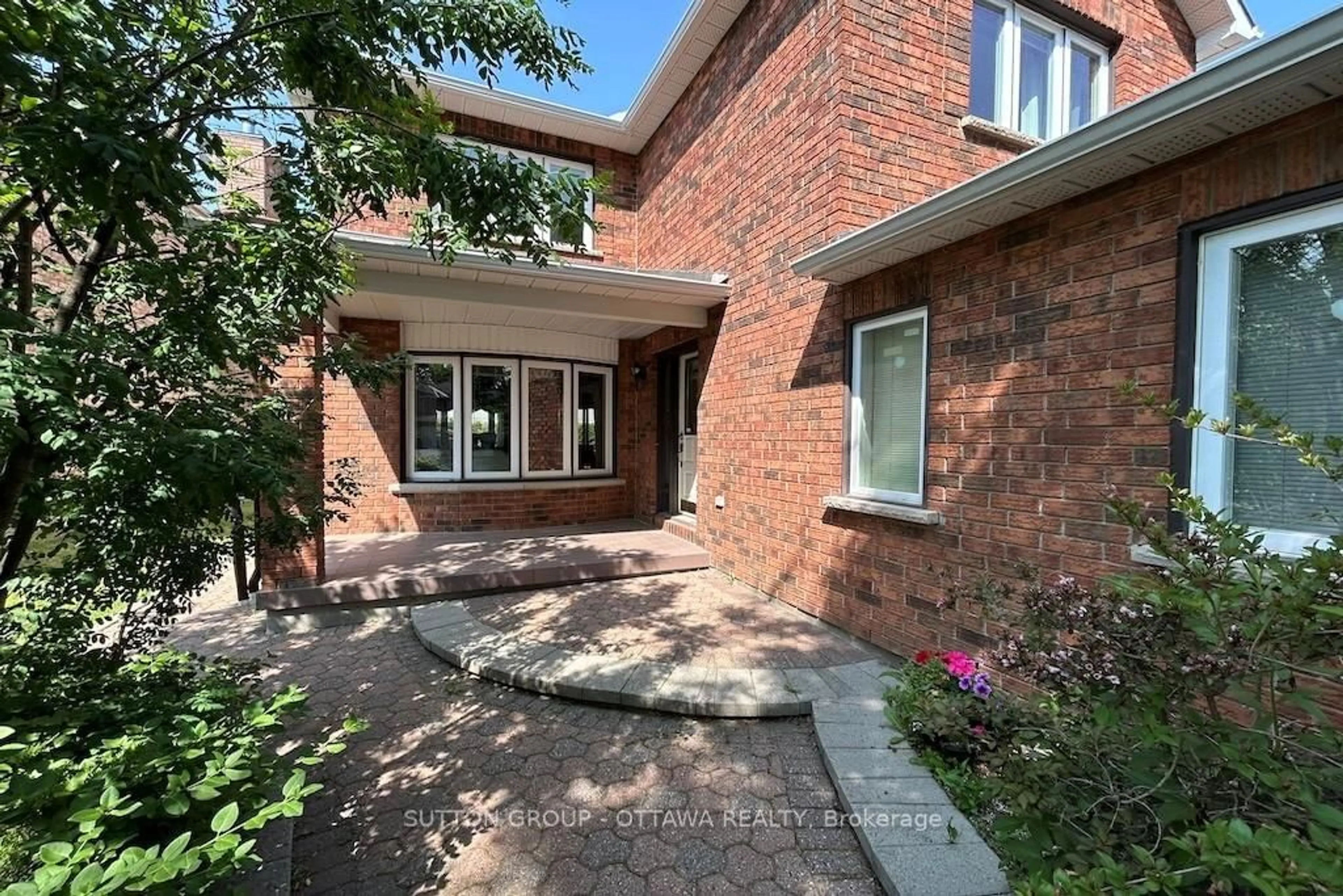 Home with brick exterior material, street for 32 Cellini Crt, Ottawa Ontario K1G 5K3