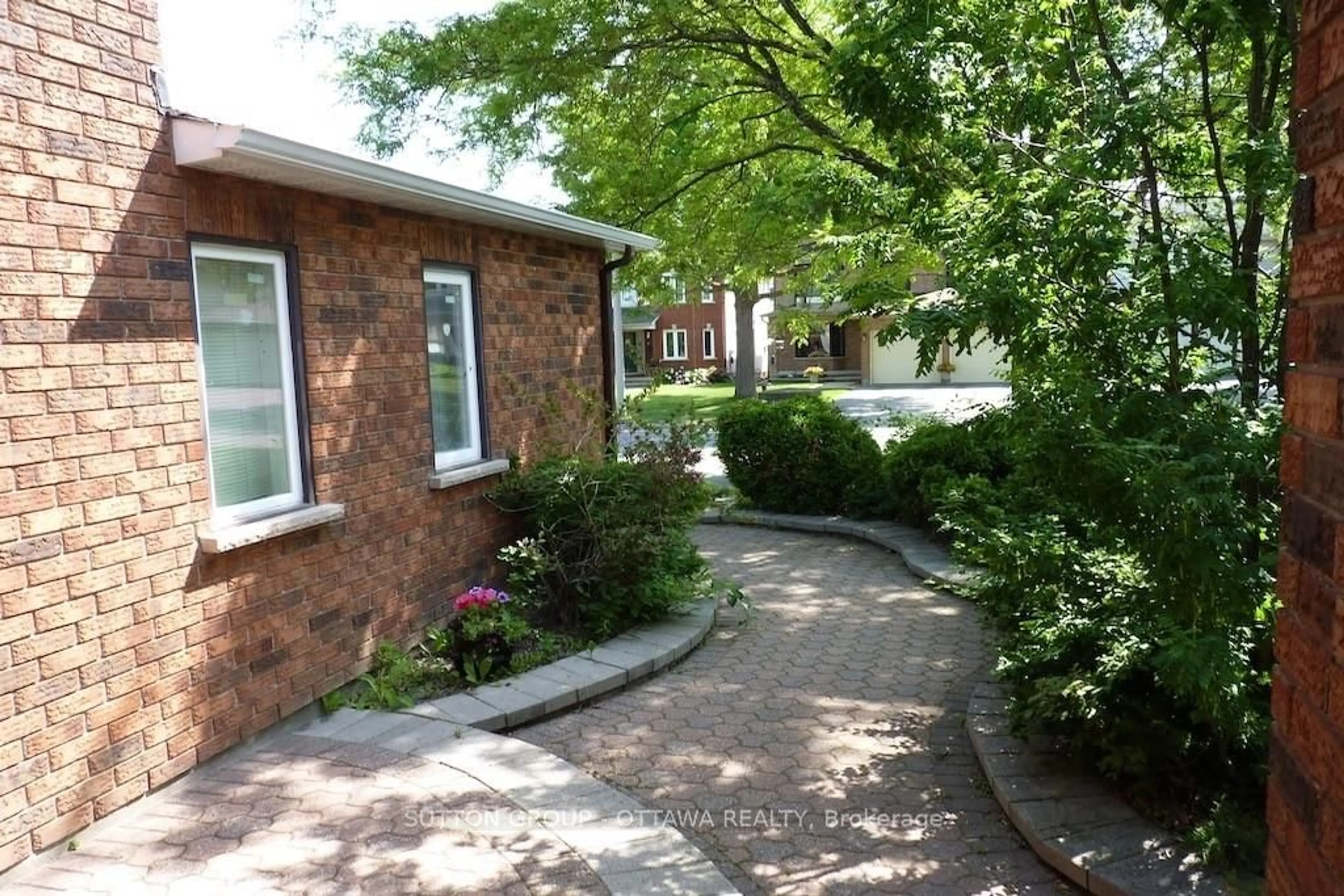 Patio, street for 32 Cellini Crt, Ottawa Ontario K1G 5K3