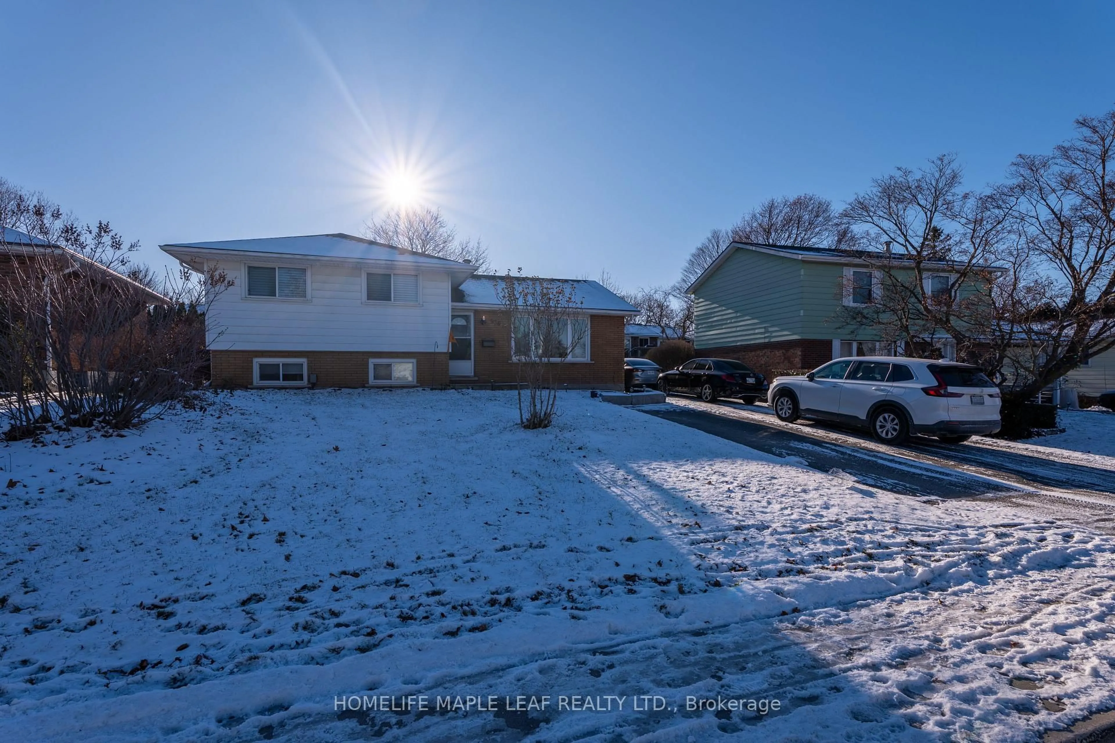A pic from outside/outdoor area/front of a property/back of a property/a pic from drone, street for 936 Alice St, Woodstock Ontario N4S 2J7