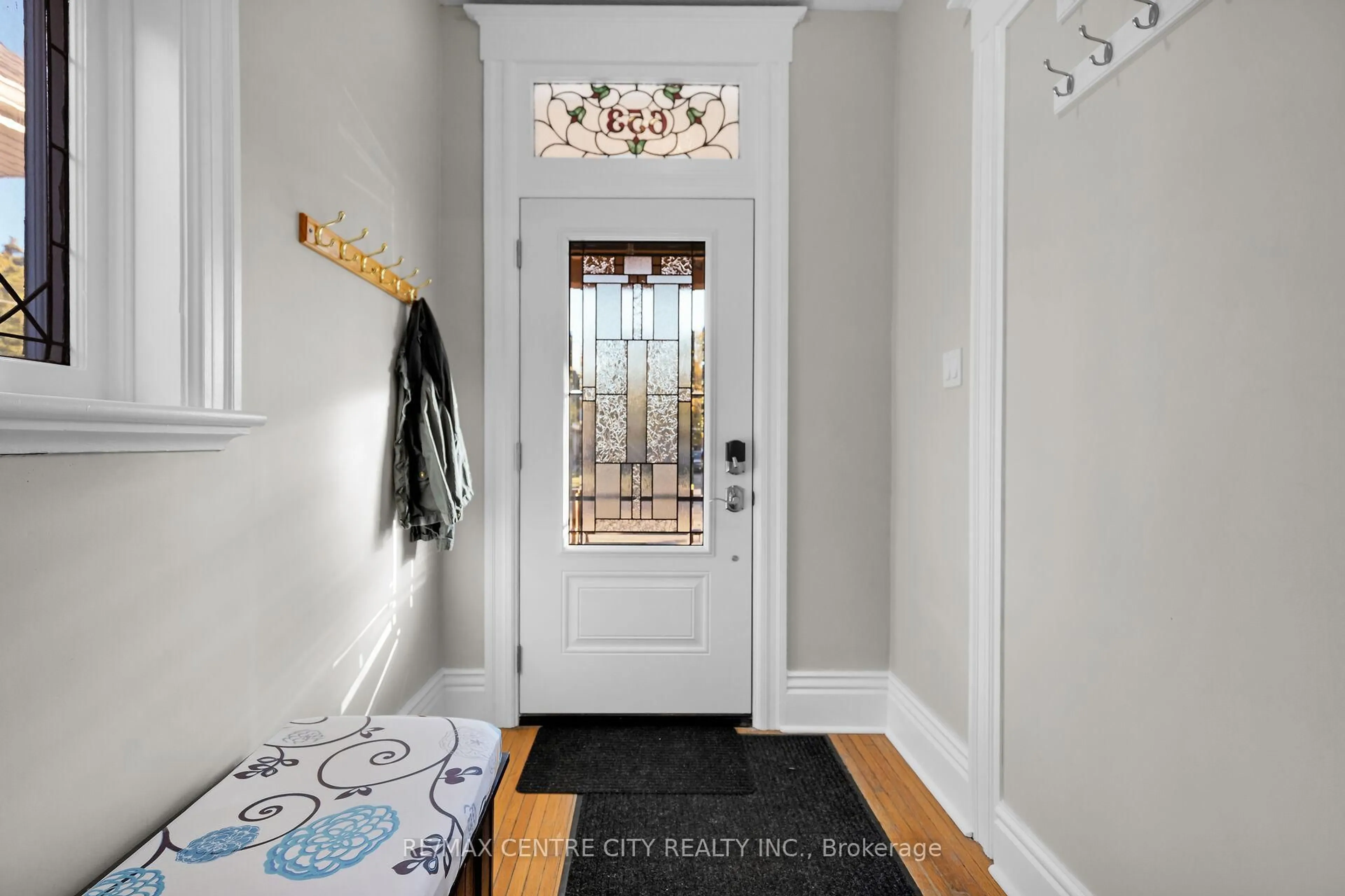 Indoor entryway for 653 William St, London East Ontario N5Y 2R1