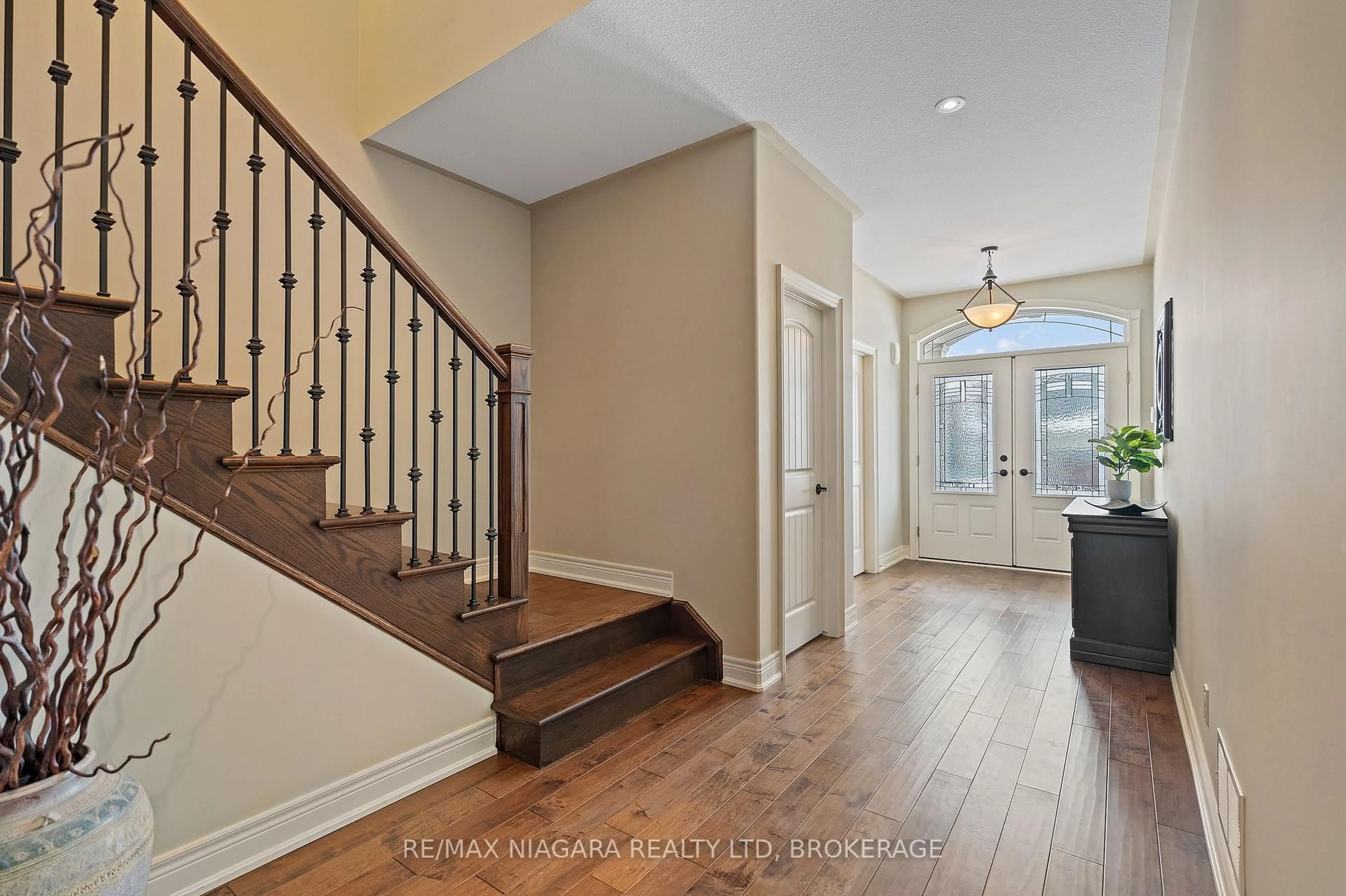Indoor entryway for 69 MacKenzie King Ave, St. Catharines Ontario L2R 7K6