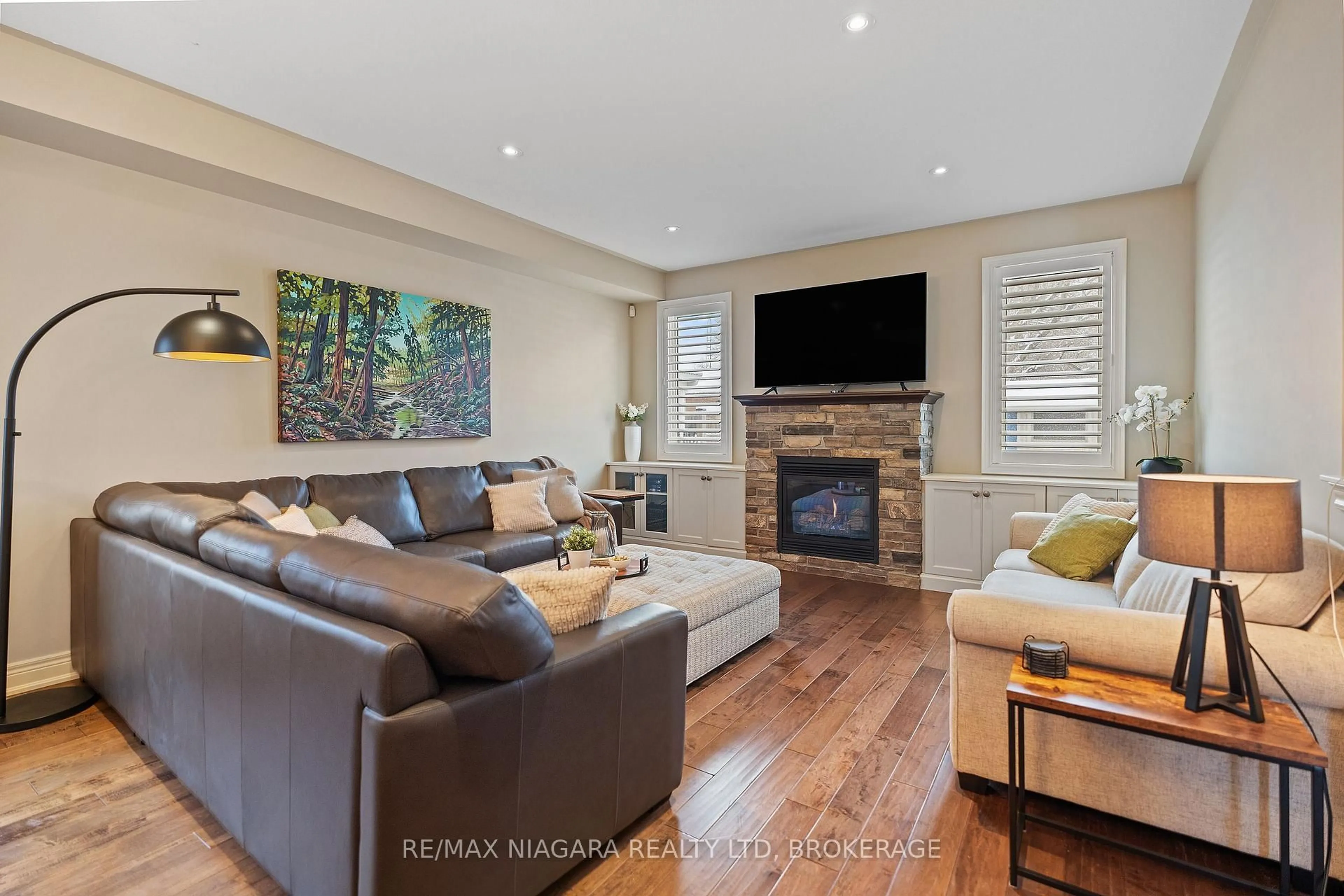 Living room with furniture, wood/laminate floor for 69 MacKenzie King Ave, St. Catharines Ontario L2R 7K6