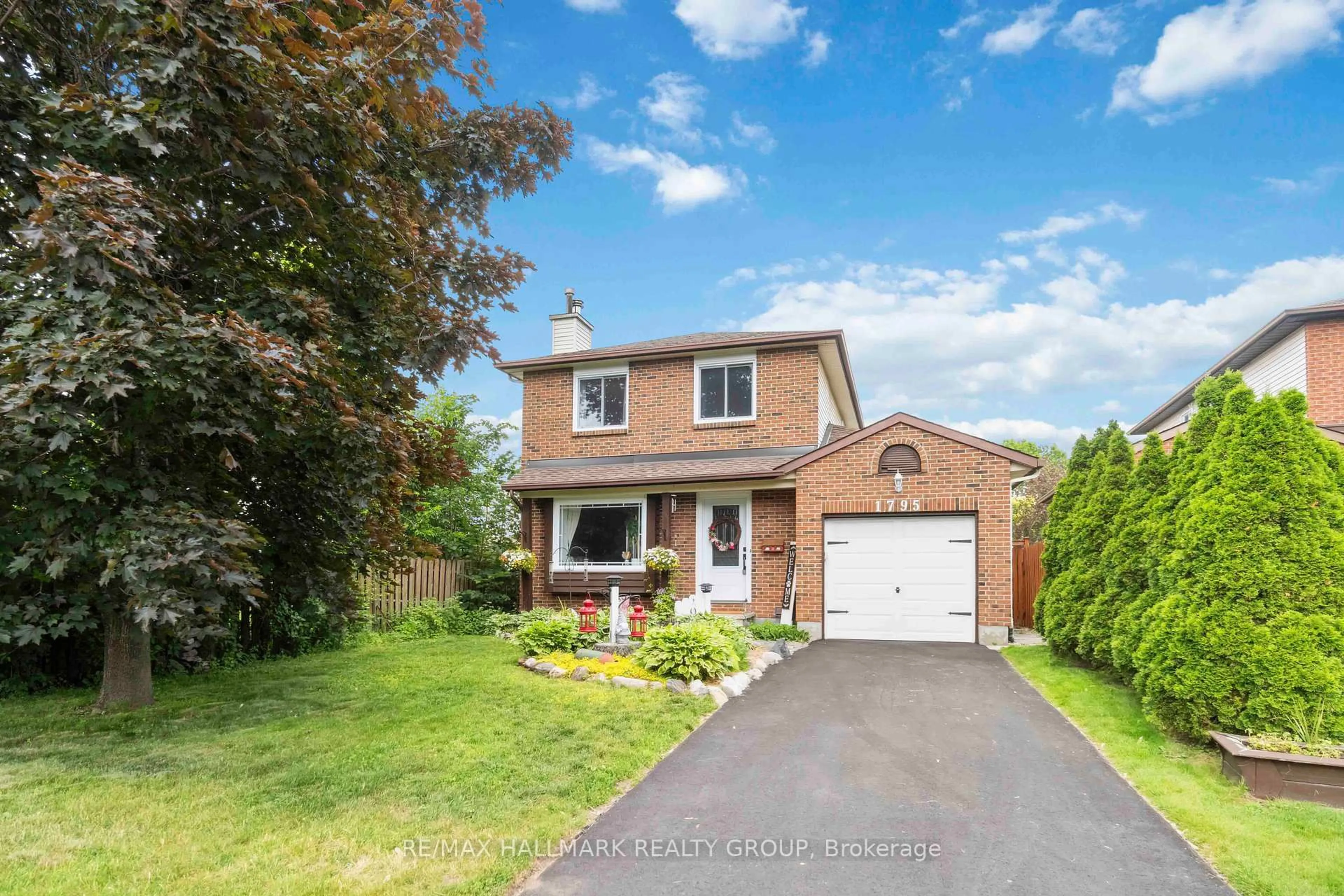 A pic from outside/outdoor area/front of a property/back of a property/a pic from drone, street for 1795 Prestwick Dr, Ottawa Ontario K1E 2R7