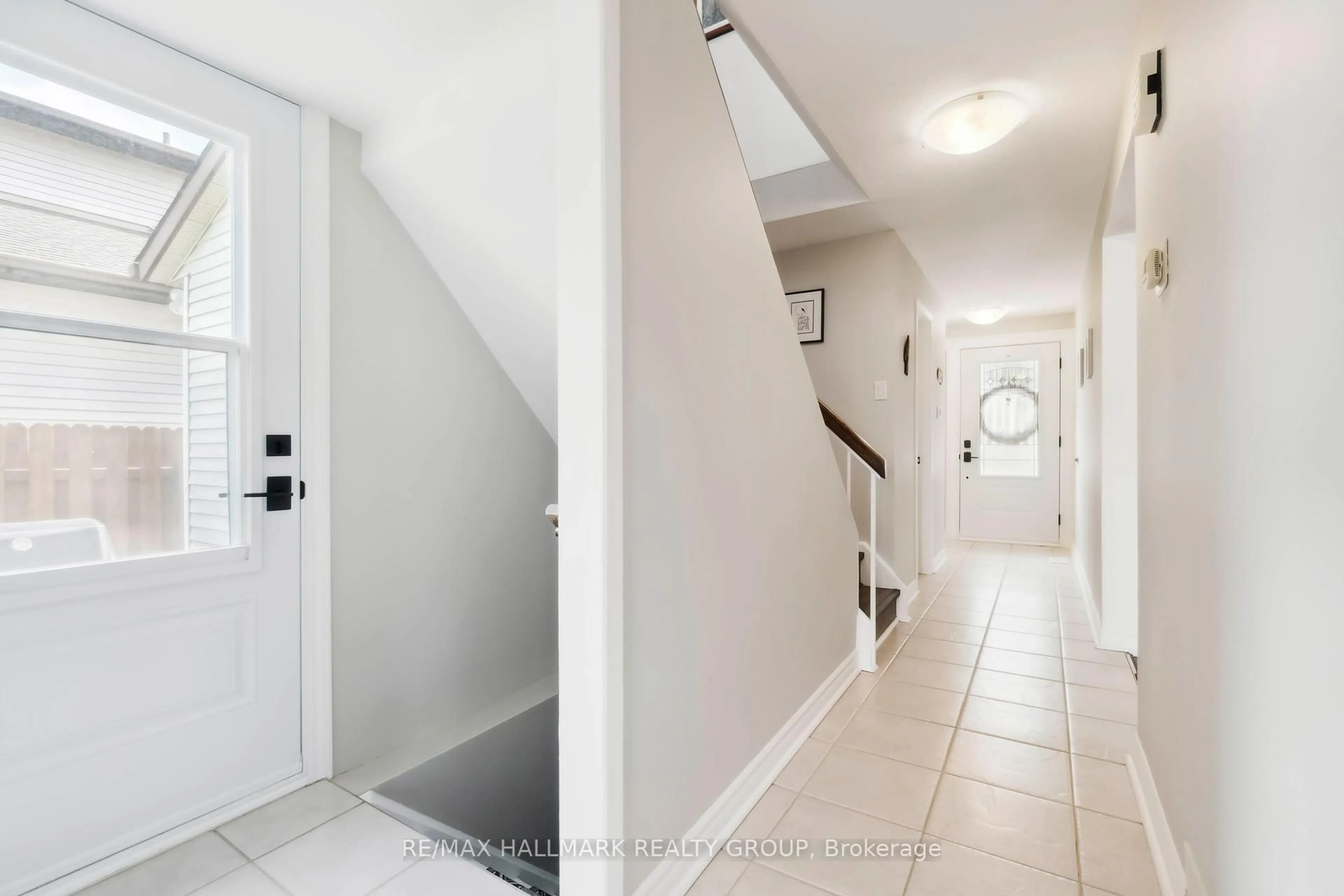 Indoor entryway for 1795 Prestwick Dr, Ottawa Ontario K1E 2R7