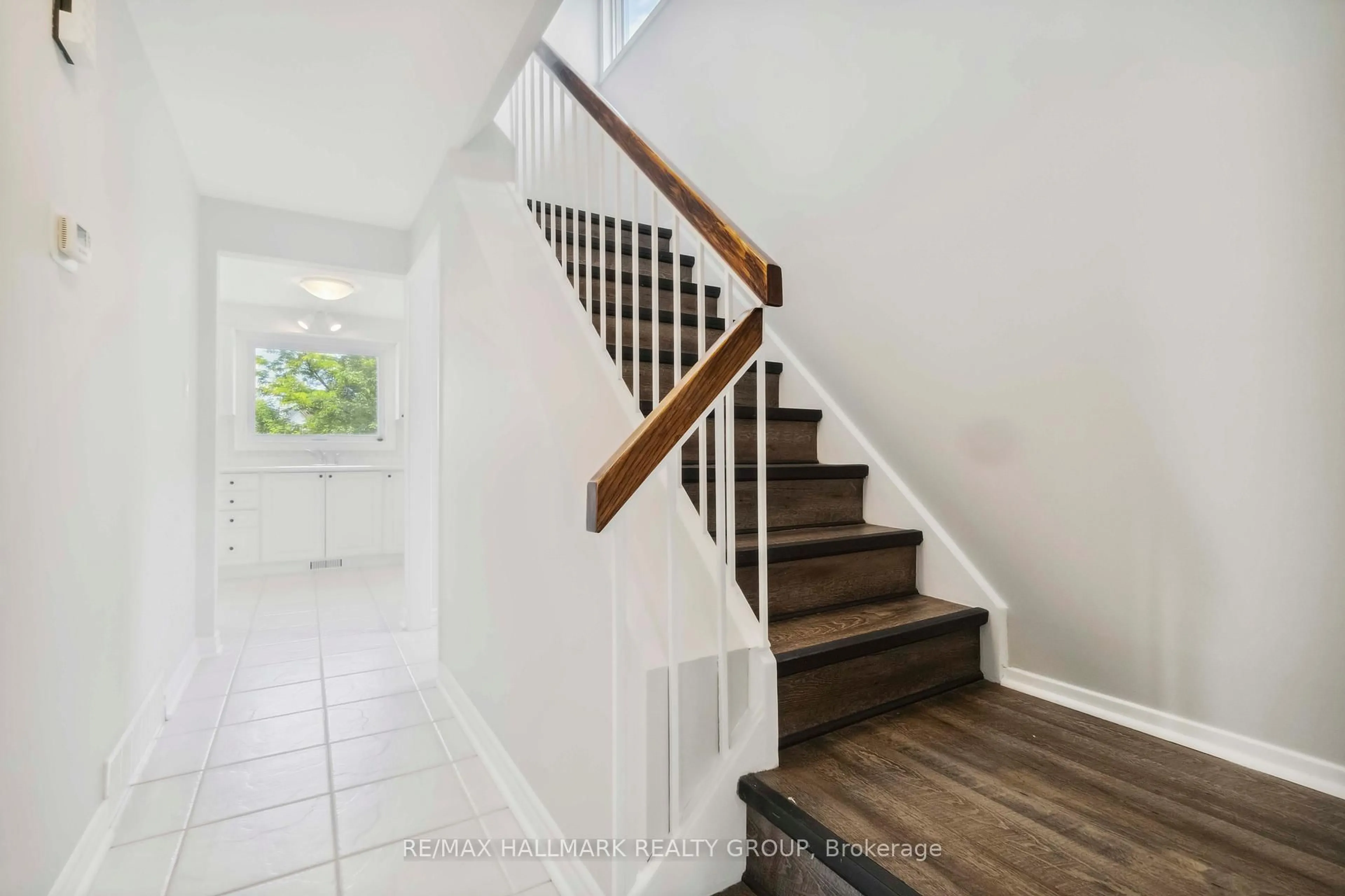 Stairs for 1795 Prestwick Dr, Ottawa Ontario K1E 2R7