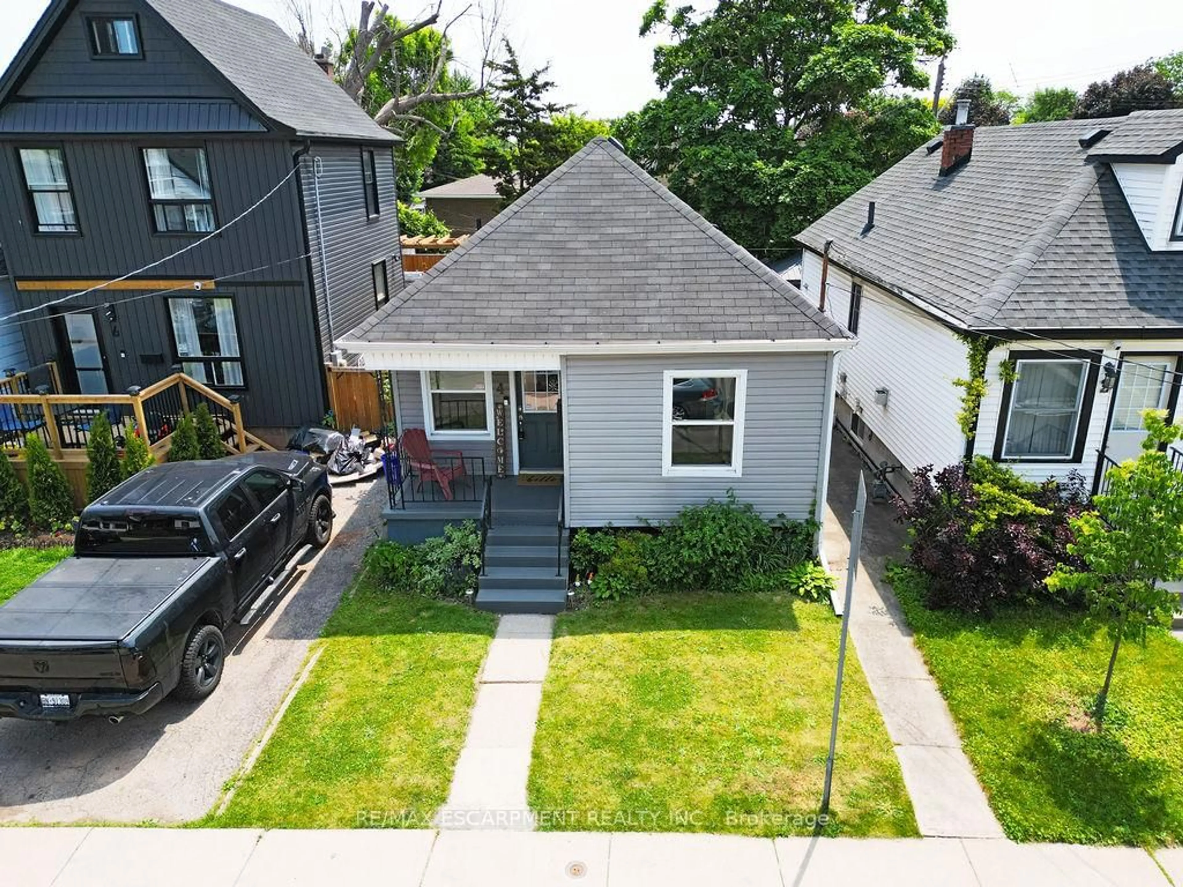 A pic from outside/outdoor area/front of a property/back of a property/a pic from drone, street for 4 Frederick Ave, Hamilton Ontario L8H 4K2