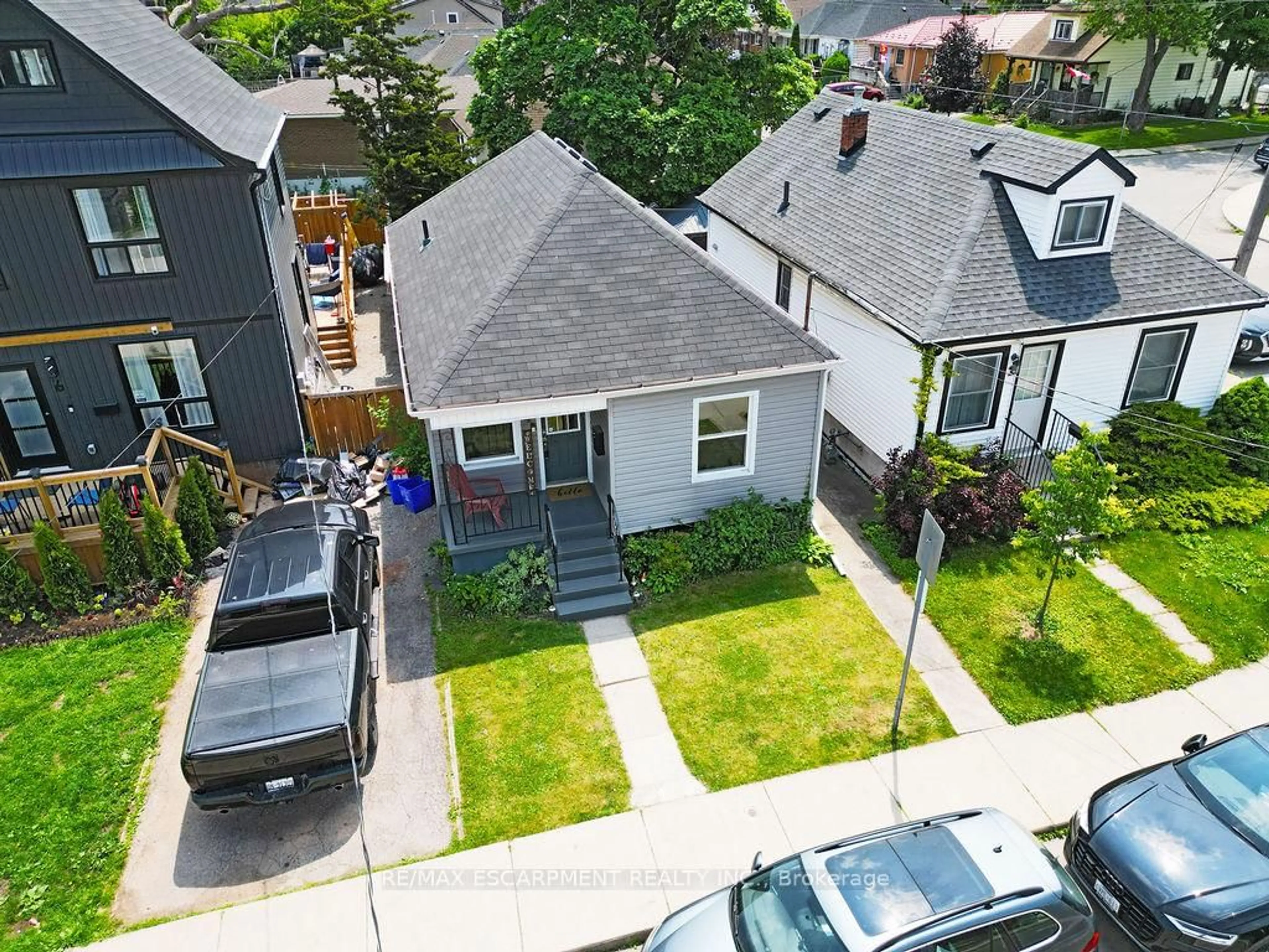 A pic from outside/outdoor area/front of a property/back of a property/a pic from drone, street for 4 Frederick Ave, Hamilton Ontario L8H 4K2
