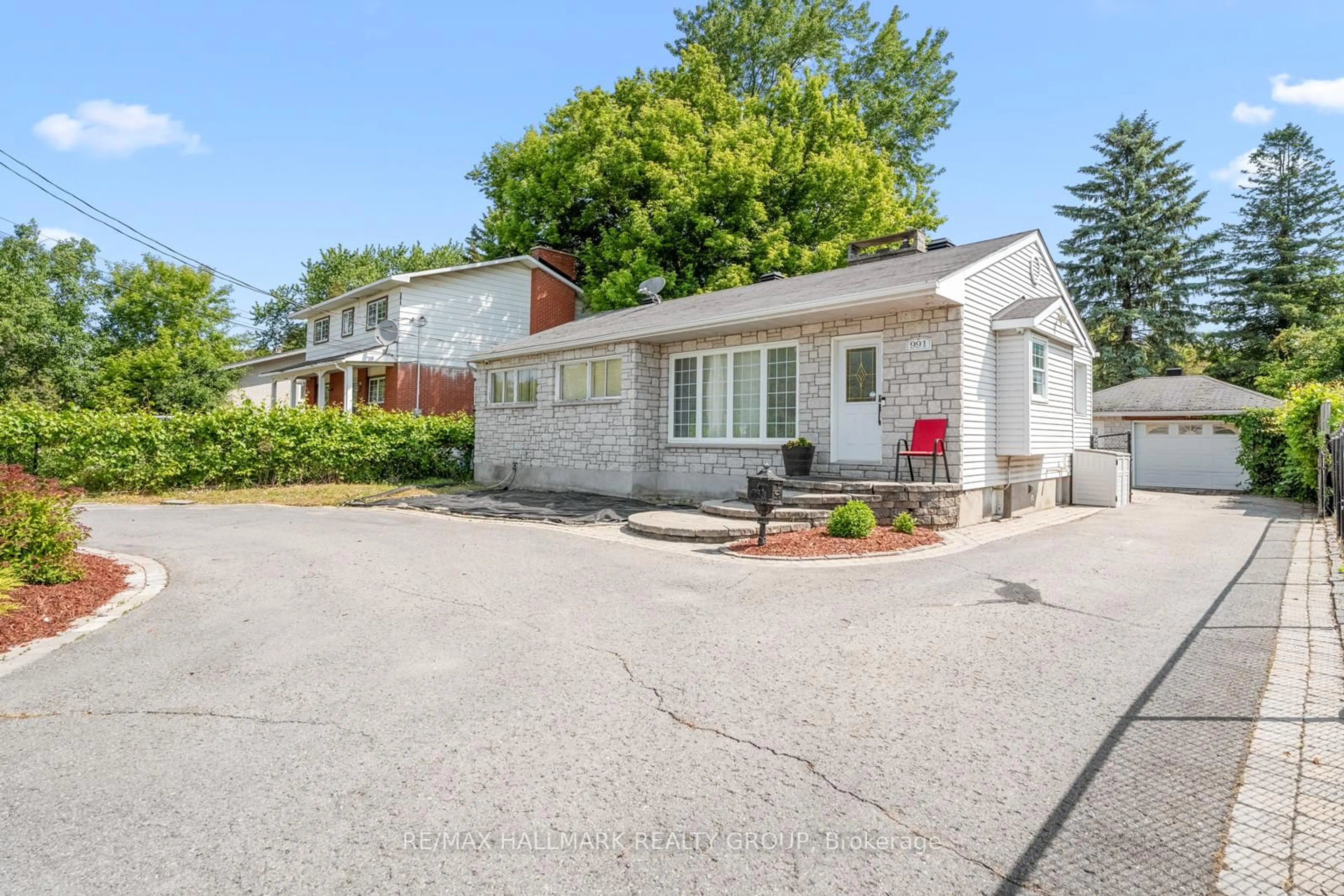 Patio, street for 991 BLAIR Rd, Ottawa Ontario K1J 7M9