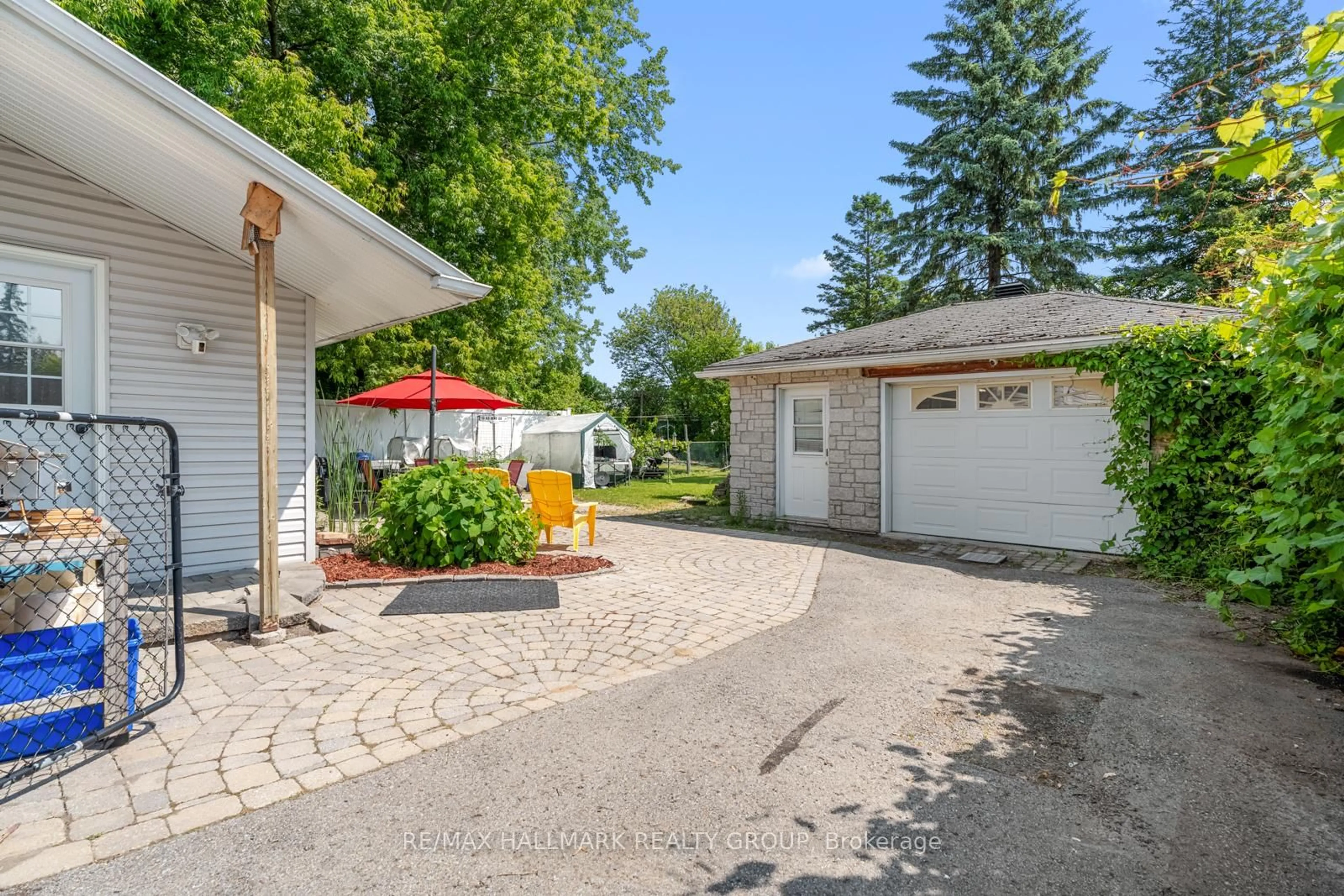Patio, street for 991 BLAIR Rd, Ottawa Ontario K1J 7M9