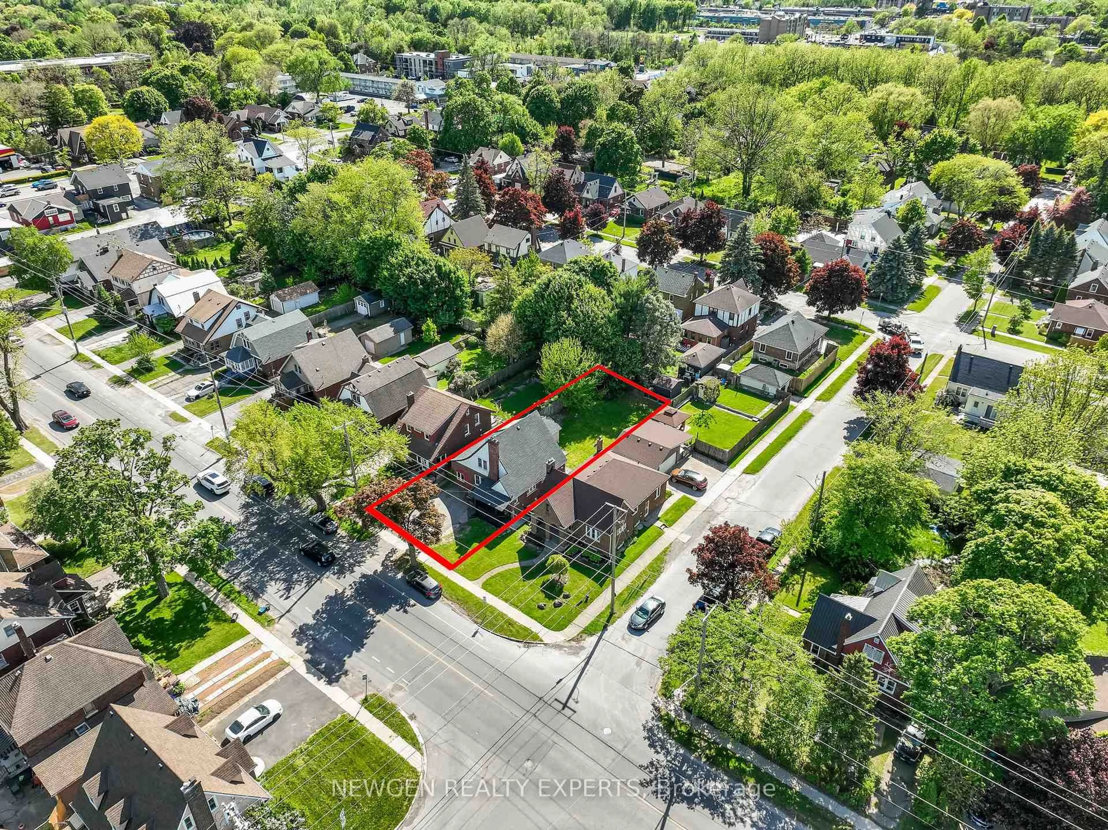 A pic from outside/outdoor area/front of a property/back of a property/a pic from drone, street for 5765 Dorchester Rd, Niagara Falls Ontario L2G 5S6