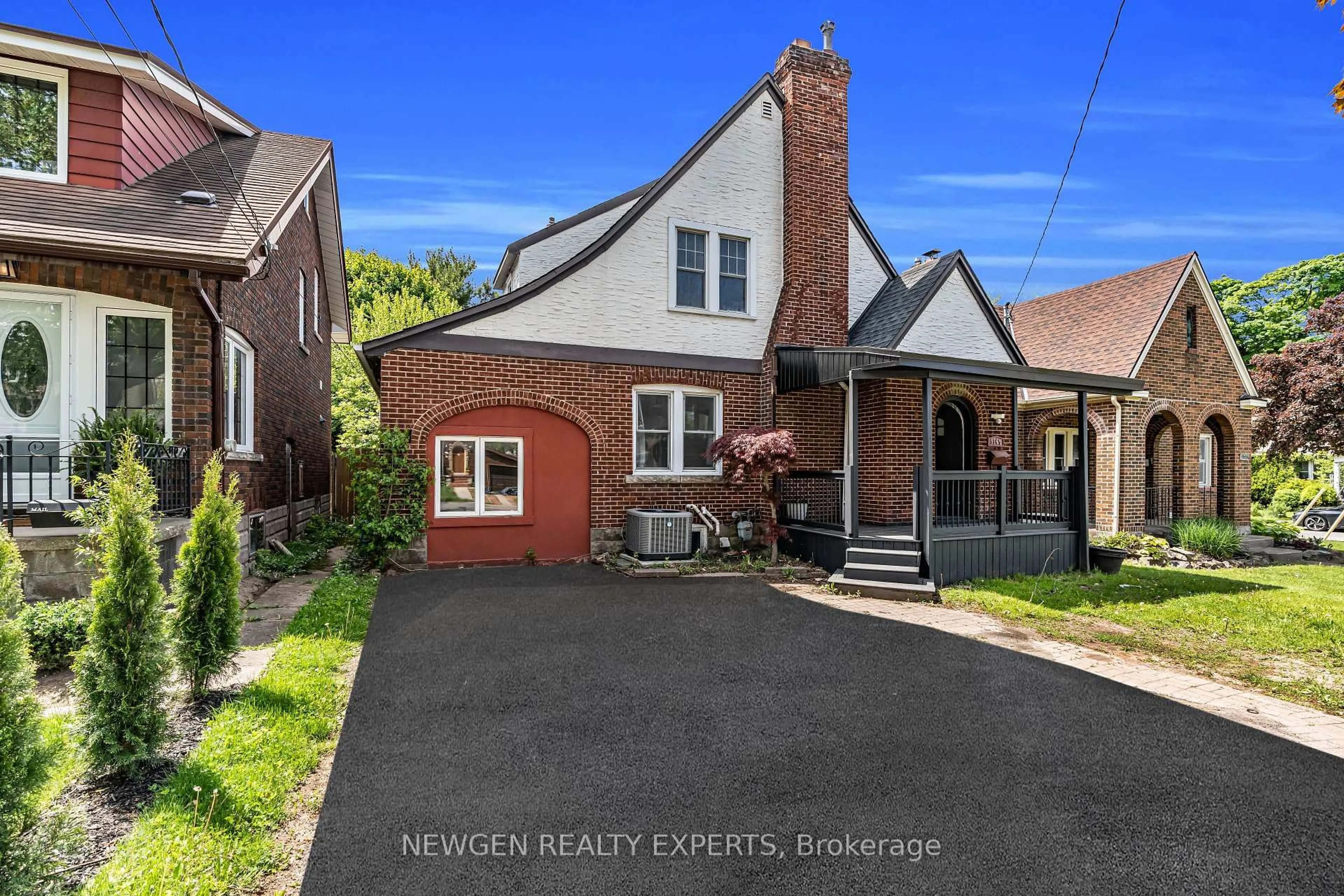 A pic from outside/outdoor area/front of a property/back of a property/a pic from drone, street for 5765 Dorchester Rd, Niagara Falls Ontario L2G 5S6