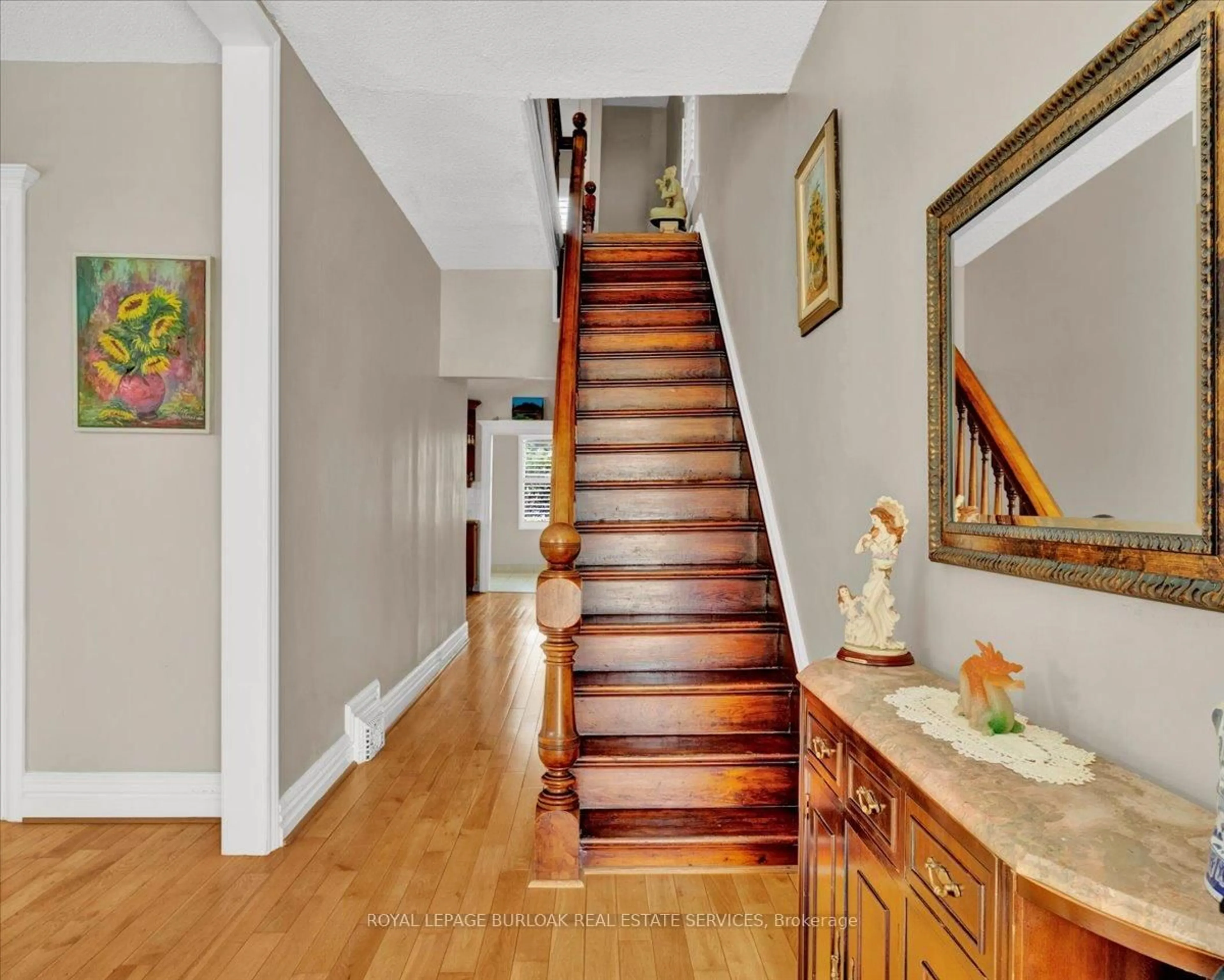 Indoor entryway for 161 Wentworth St, Hamilton Ontario L8L 5V6