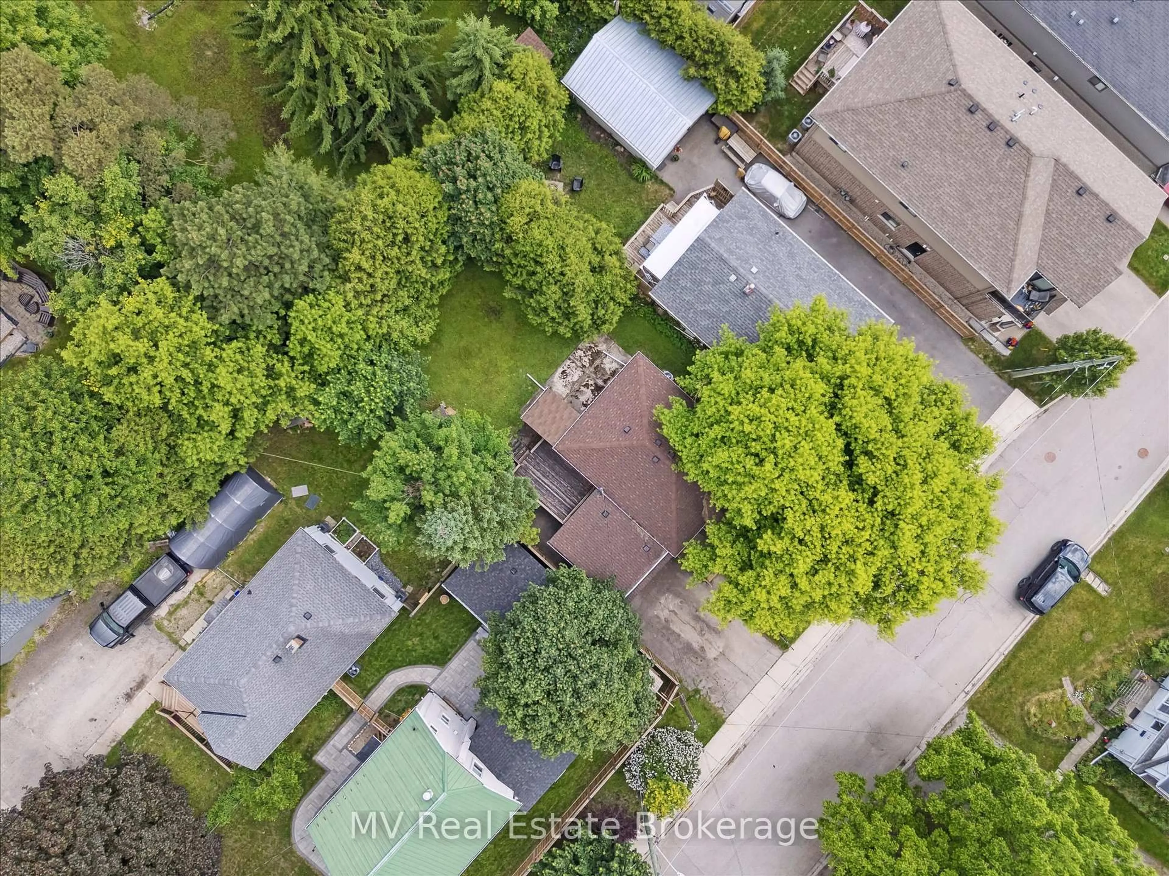 A pic from outside/outdoor area/front of a property/back of a property/a pic from drone, street for 164 Graham St, Centre Wellington Ontario N1M 1B8