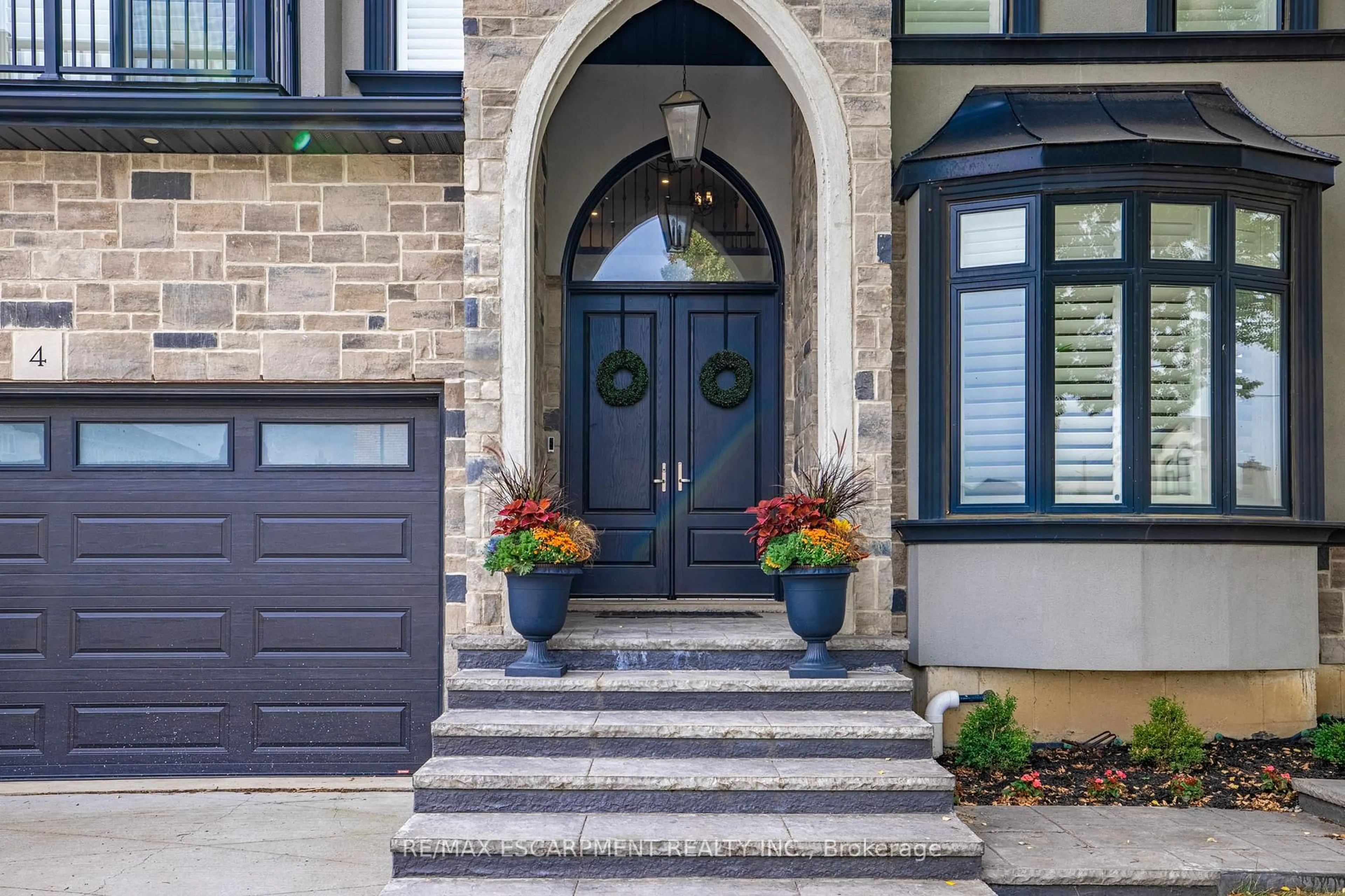 Indoor entryway for 4 Lockman Dr, Hamilton Ontario L9K 0C1