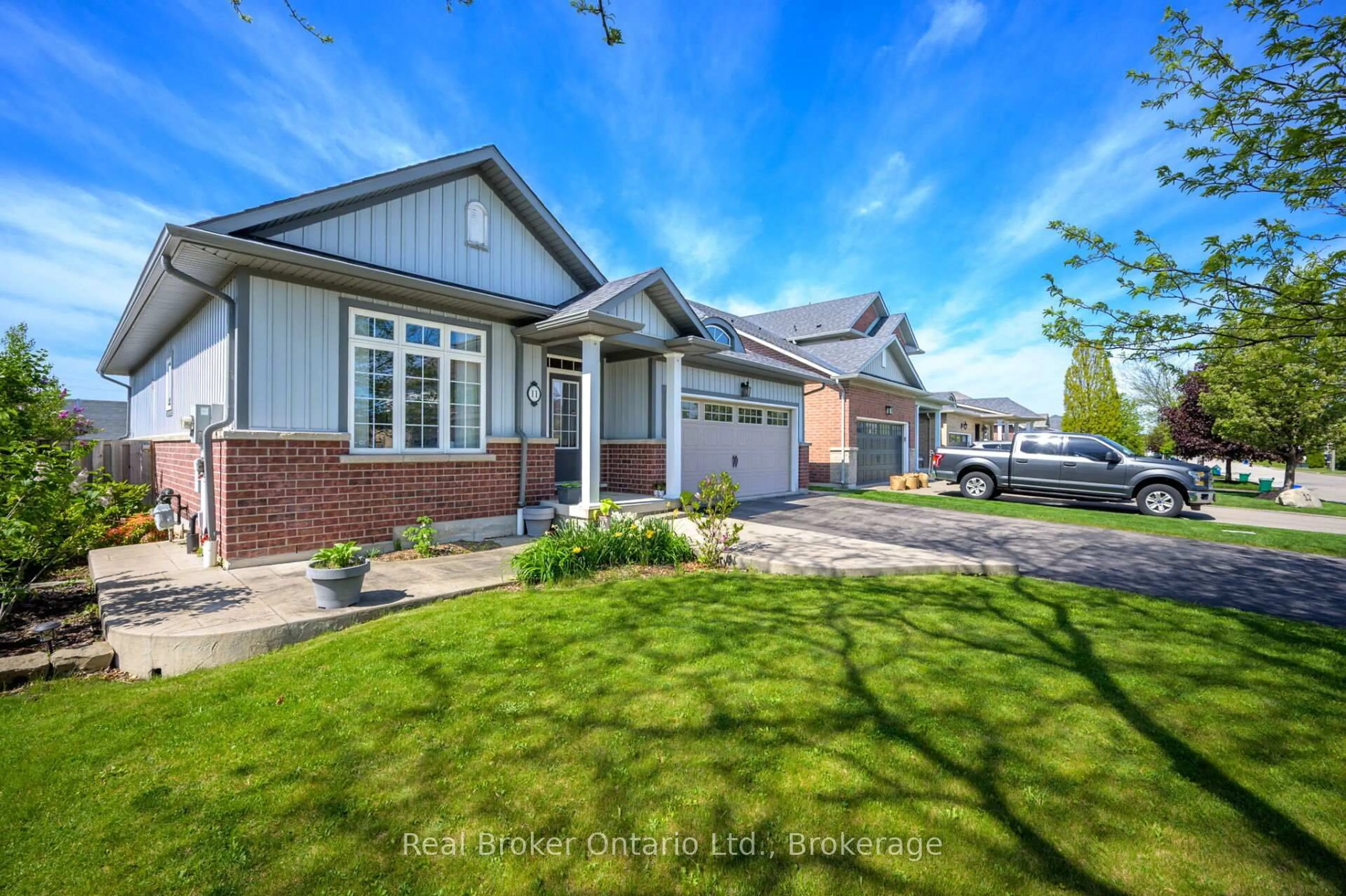 Home with brick exterior material, street for 11 Sidare Crt, Grimsby Ontario L3M 4E8