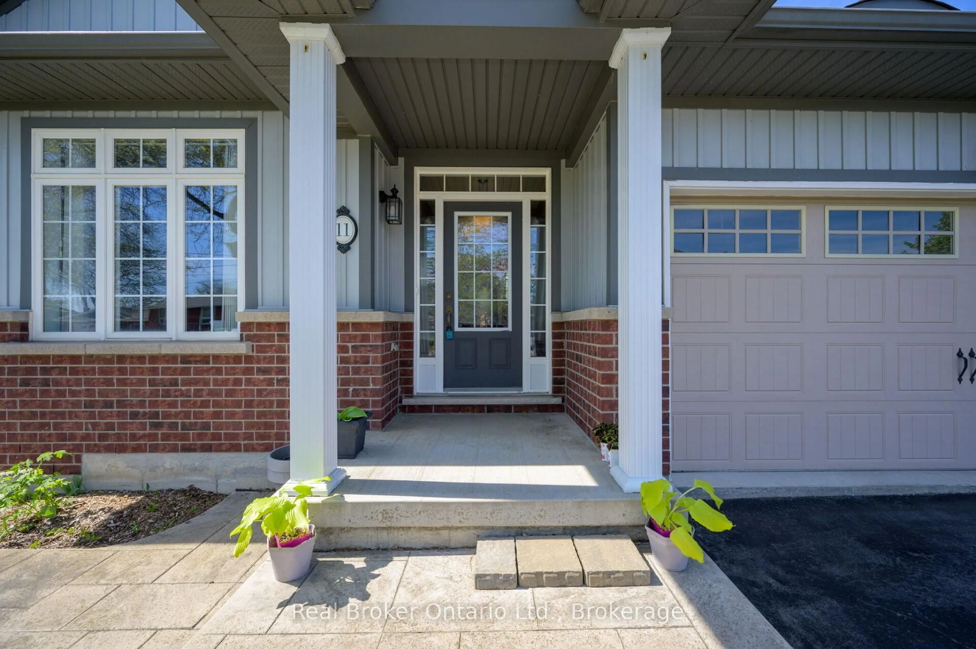 Indoor entryway for 11 Sidare Crt, Grimsby Ontario L3M 4E8