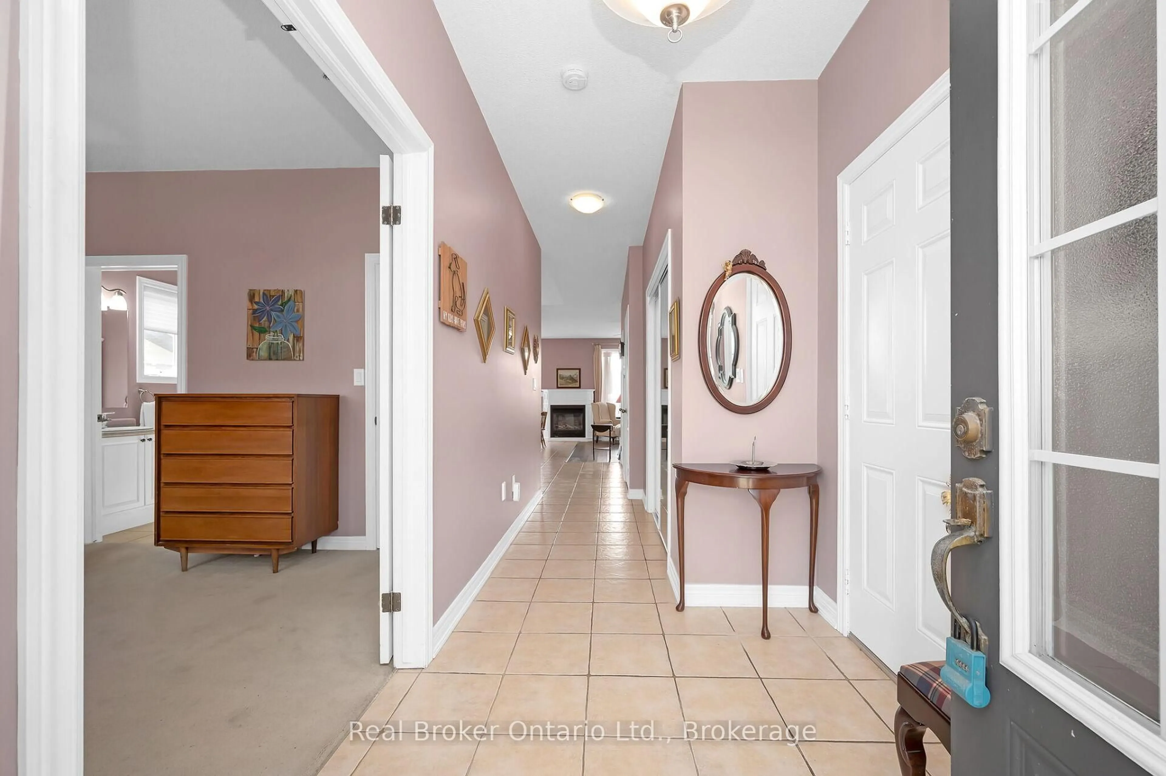 Indoor foyer for 11 Sidare Crt, Grimsby Ontario L3M 4E8
