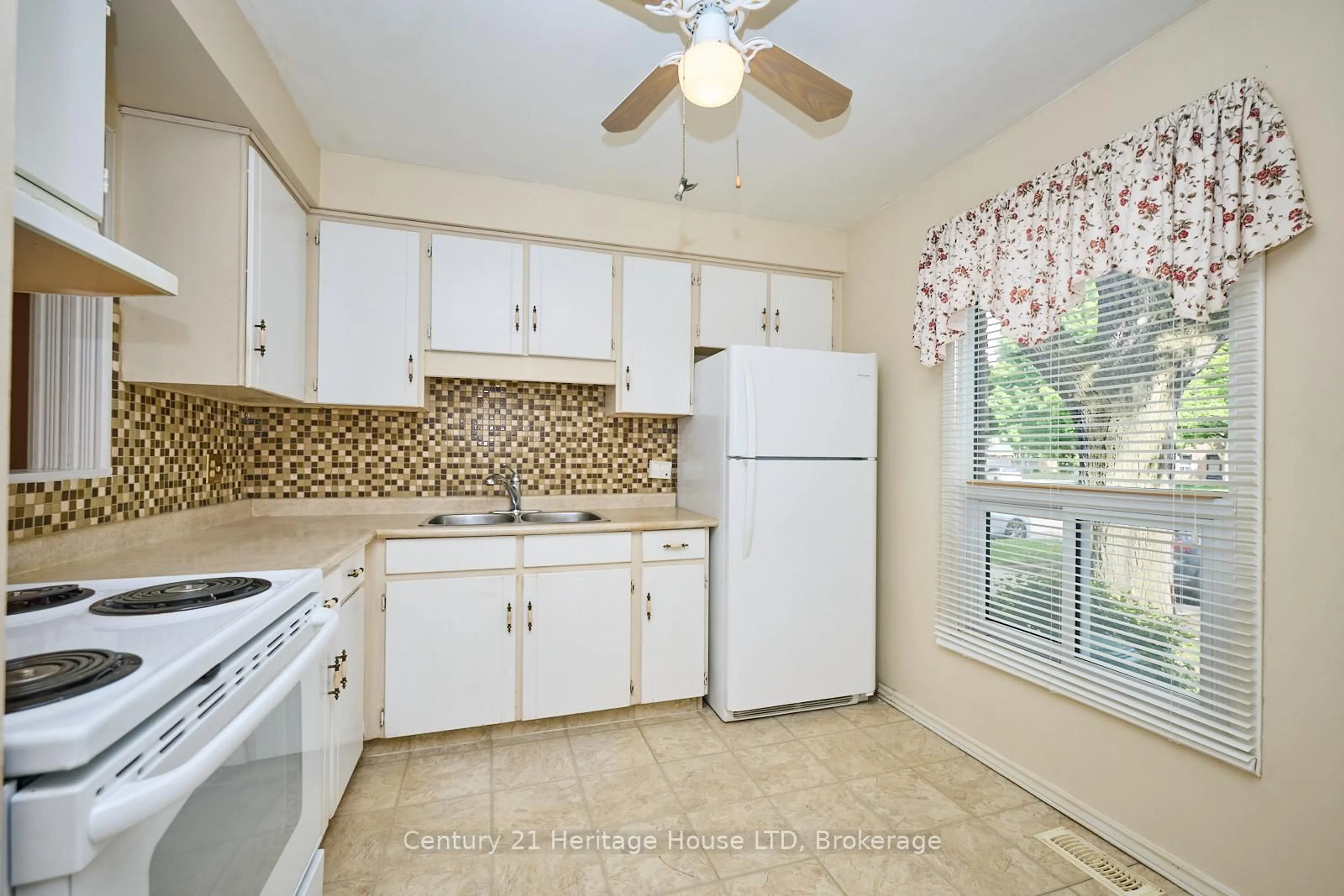 Standard kitchen, unknown for 75 Ventura Dr #51, St. Catharines Ontario L2R 7J7