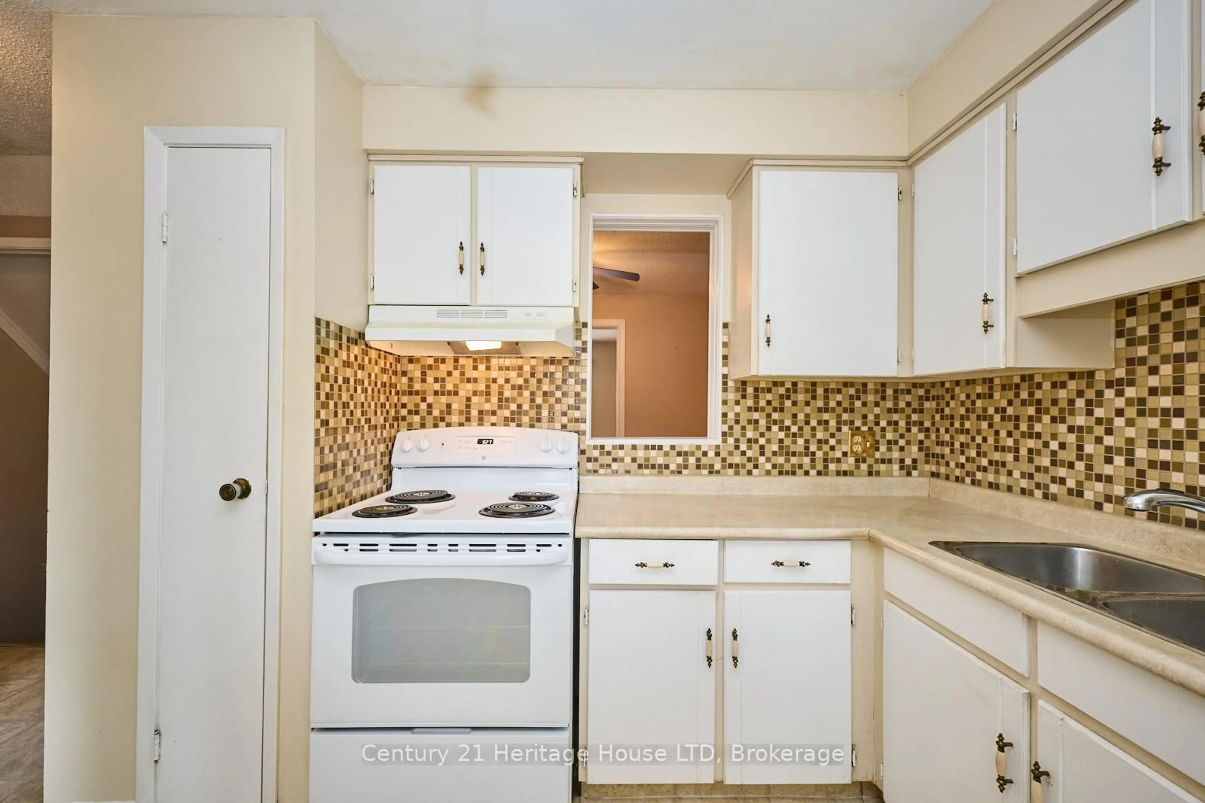 Standard kitchen, unknown for 75 Ventura Dr #51, St. Catharines Ontario L2R 7J7