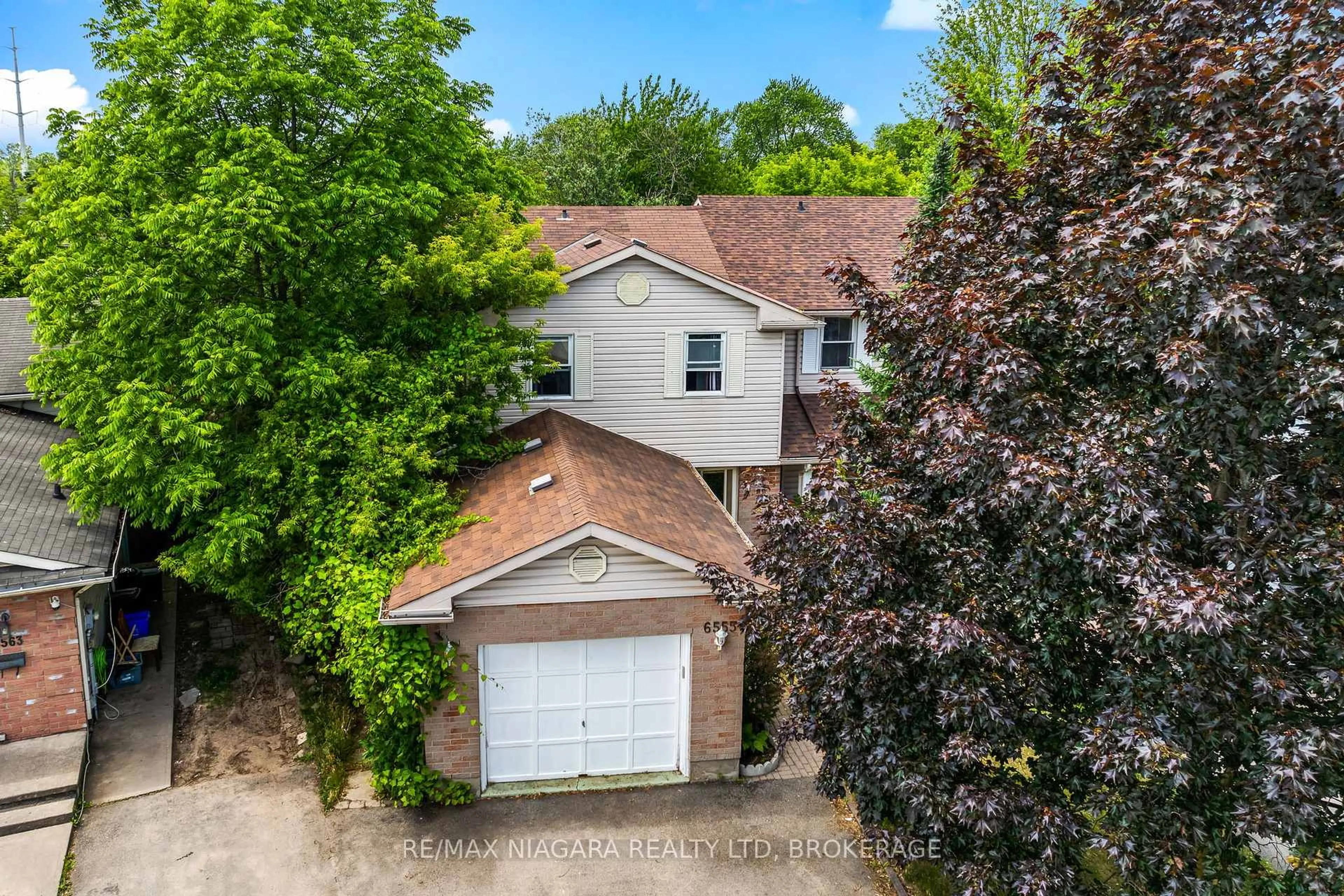 A pic from outside/outdoor area/front of a property/back of a property/a pic from drone, street for 6555 Malibu Dr, Niagara Falls Ontario L2H 2W3