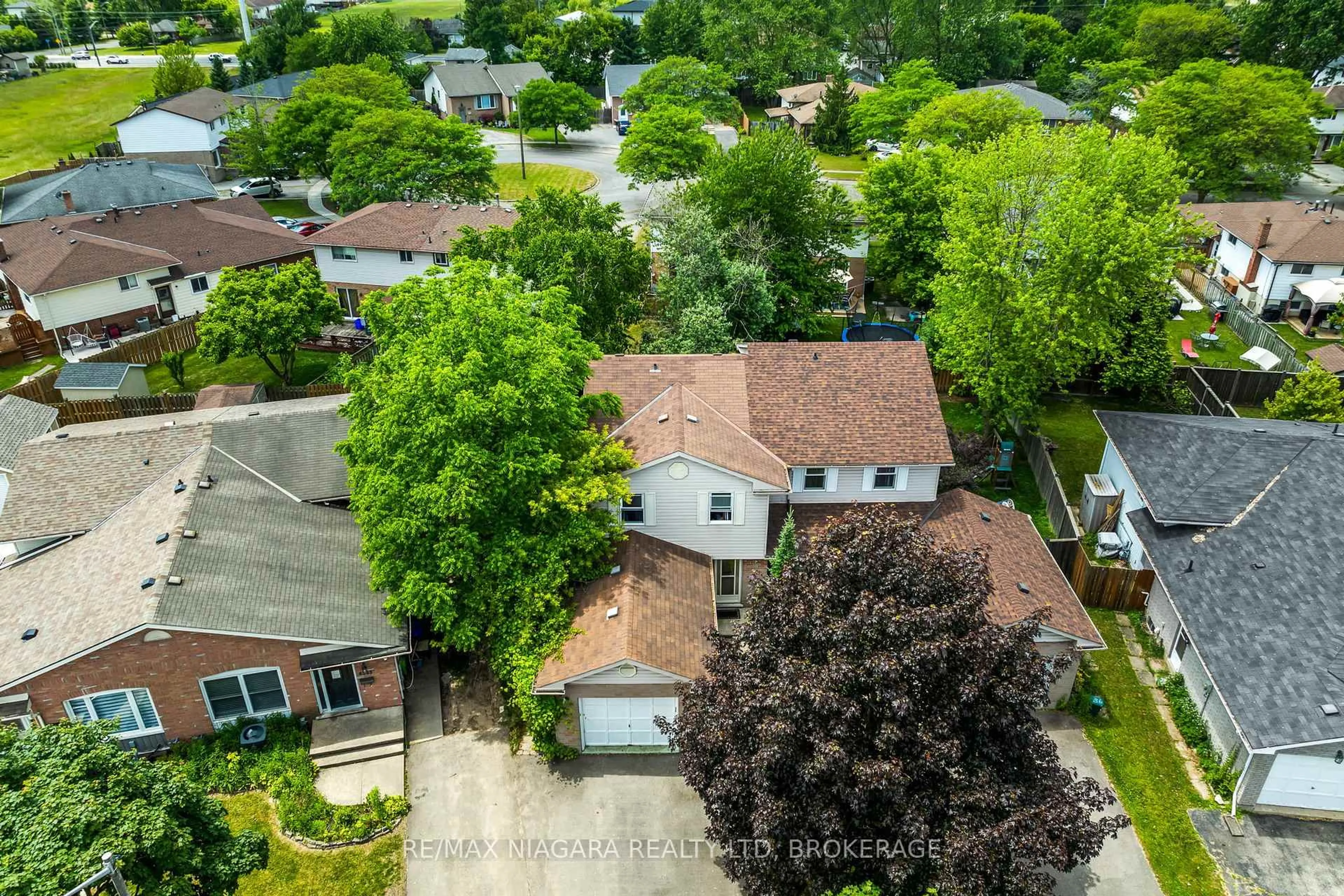 A pic from outside/outdoor area/front of a property/back of a property/a pic from drone, street for 6555 Malibu Dr, Niagara Falls Ontario L2H 2W3